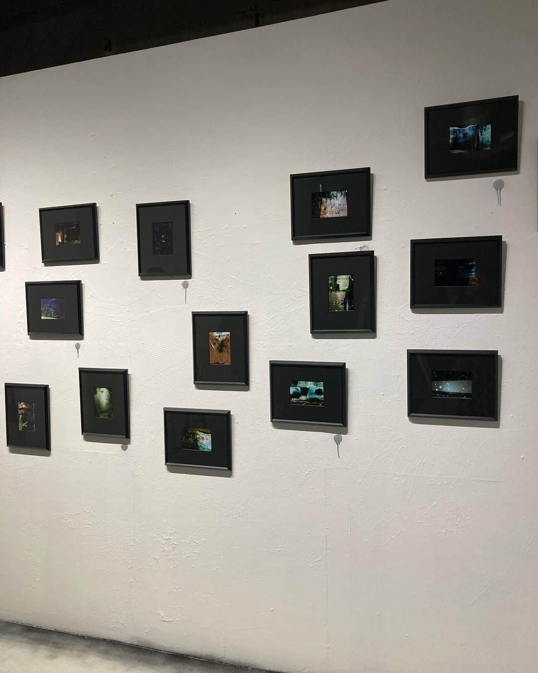 藤木由貴さんのインスタグラム写真 - (藤木由貴Instagram)「Iwasawa Takao x NAZE EXHIBITION "さぁ、さよなら" @takaoiwasawa さんの作品展あそびに行ってきました✨ . 初めて行ったのに落ち着く空間。 岩澤さんとも久しぶりに会えて話せて タイトルの答え合わせもできて嬉しかった。 . 作品をみるときはあまり考えず感じとることをしていて、だからどんな作品とかも聞かないことが多い。 表現者としても結局受け取る人がどう感じるか、どう伝わるかが大事でそれが全てなんじゃないかな〜って思ってきた。 ただ、最近はたまに自分が伝えたい事はとことん、説明してもいいから相手に感じてもらうのも良いよね。って 今日岩澤さんに作品のお話を聞いてる時にも思った。 今は色んな伝え方があるしね。 "手放してみる"そしたらまた新しいものが見つかるかもしれない。それは私もそういうタイプではあるので凄く共感した。 でもまた新たなフィルムの可能性を広げている気がして、岩澤さんはやっぱり面白いし凄いなーって感じました。 最近の不調和音がスッキリした気がします。 ありがとうございました。」11月11日 0時56分 - yuki.grm