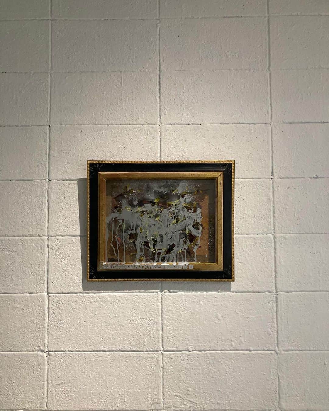 藤木由貴のインスタグラム：「Iwasawa Takao x NAZE EXHIBITION "さぁ、さよなら" @takaoiwasawa さんの作品展あそびに行ってきました✨ . 初めて行ったのに落ち着く空間。 岩澤さんとも久しぶりに会えて話せて タイトルの答え合わせもできて嬉しかった。 . 作品をみるときはあまり考えず感じとることをしていて、だからどんな作品とかも聞かないことが多い。 表現者としても結局受け取る人がどう感じるか、どう伝わるかが大事でそれが全てなんじゃないかな〜って思ってきた。 ただ、最近はたまに自分が伝えたい事はとことん、説明してもいいから相手に感じてもらうのも良いよね。って 今日岩澤さんに作品のお話を聞いてる時にも思った。 今は色んな伝え方があるしね。 "手放してみる"そしたらまた新しいものが見つかるかもしれない。それは私もそういうタイプではあるので凄く共感した。 でもまた新たなフィルムの可能性を広げている気がして、岩澤さんはやっぱり面白いし凄いなーって感じました。 最近の不調和音がスッキリした気がします。 ありがとうございました。」