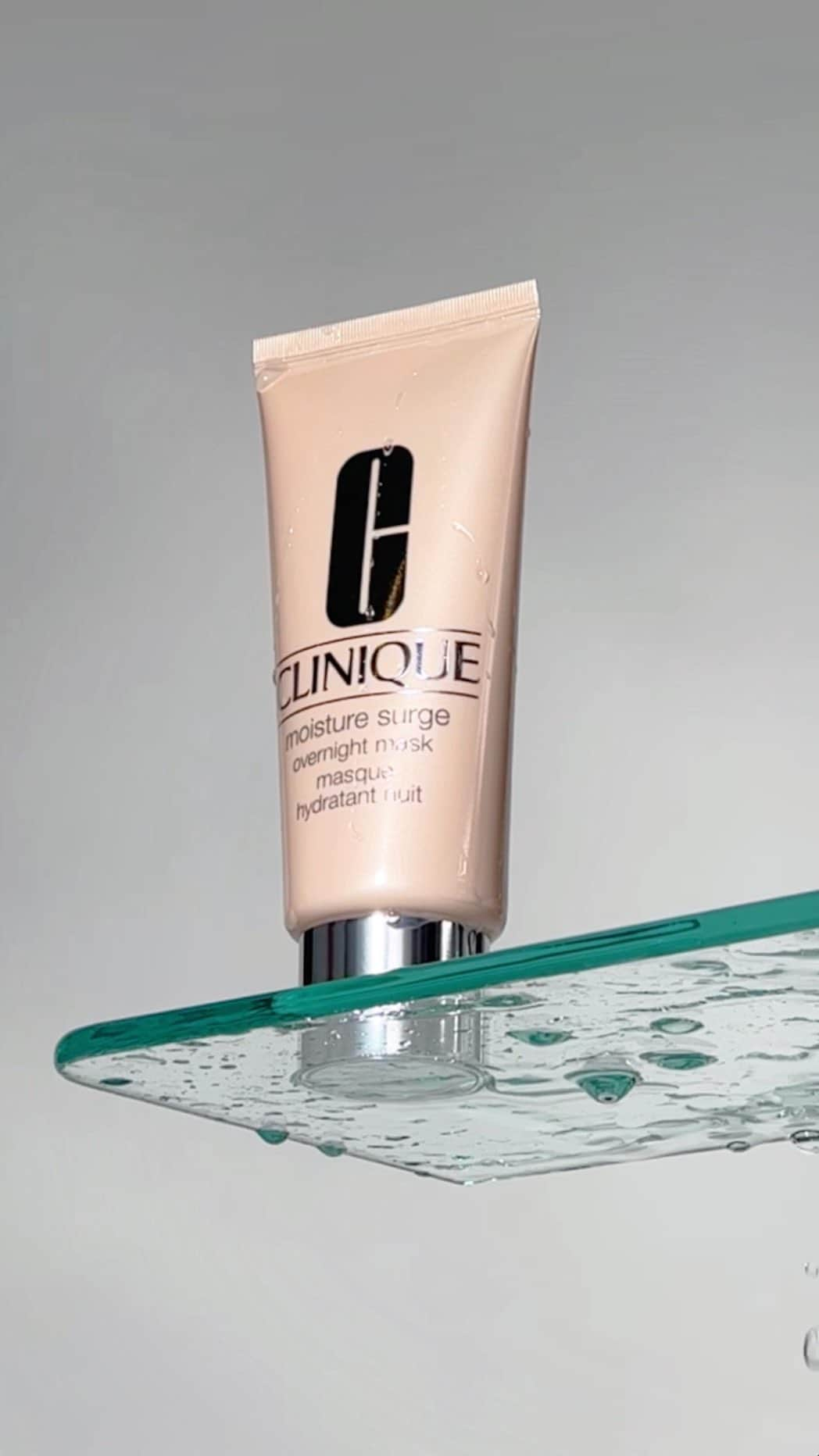 クリニークのインスタグラム：「Rich, penetrating hydration for a mild night in.   Clinique Moisture Surge Overnight Mask helps combat overnight moisture loss. It’s infused with panthenol—a vitamin B5 derivative—and it’s also: » Dermatologist and ophthalmologist tested.  » Oil-free and non-acnegenic. » Delightfully creamy without feeling heavy.  We’d recommend using after your regular PM routine—and preferably with a hot mug of tea and your coziest slippers.   #Clinique #HealthySkinMonth #NightRoutine #Skincare #DermatologistTested #OphthalmologistTested」