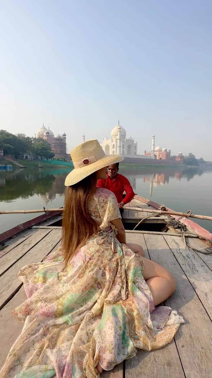 Aylen Aのインスタグラム：「Amidst the Taj Mahal’s timeless elegance.」