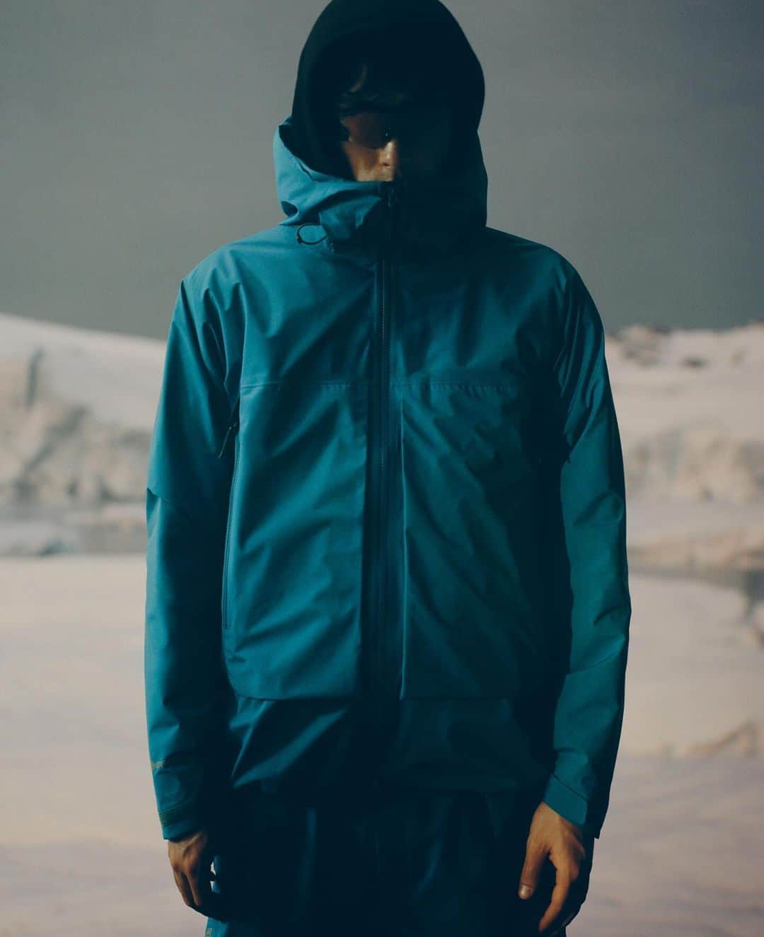 ジョン エリオットのインスタグラム：「JE + DESCENTE ALLTERRAIN. LAUNCHING SUNDAY, 11.12 AT 8AM PST.   The John Elliott + @descente_allterrain collaboration features three styles across three colorways: The Mizusawa Down Jacket, a Shell Jacket, and Shell Pant—All showcasing the blend of John Elliott’s modern aesthetic with advanced materials like GORE-TEX PACLITE®, and POLARTEC ALPHA DIRECT®. Each piece is waterproof—A thermal adhesive non-quilt process combined with seam taping prevents moisture entry.  Director @philnisco Photography / Art Direction @p.lo DP @christiandklong Model @canicopythis FX Designer @pedrosiete Photo Assist @robertholland Gaffer @ryankunadp AC @tyler.brimley LiDar Tech @matefeedart + @skyhooknova Virtual Production Supervisor @frustumvirtual Studio @buddybleckley Color @gabe_jl_sanchez HMU @agajakubowskimakeup」