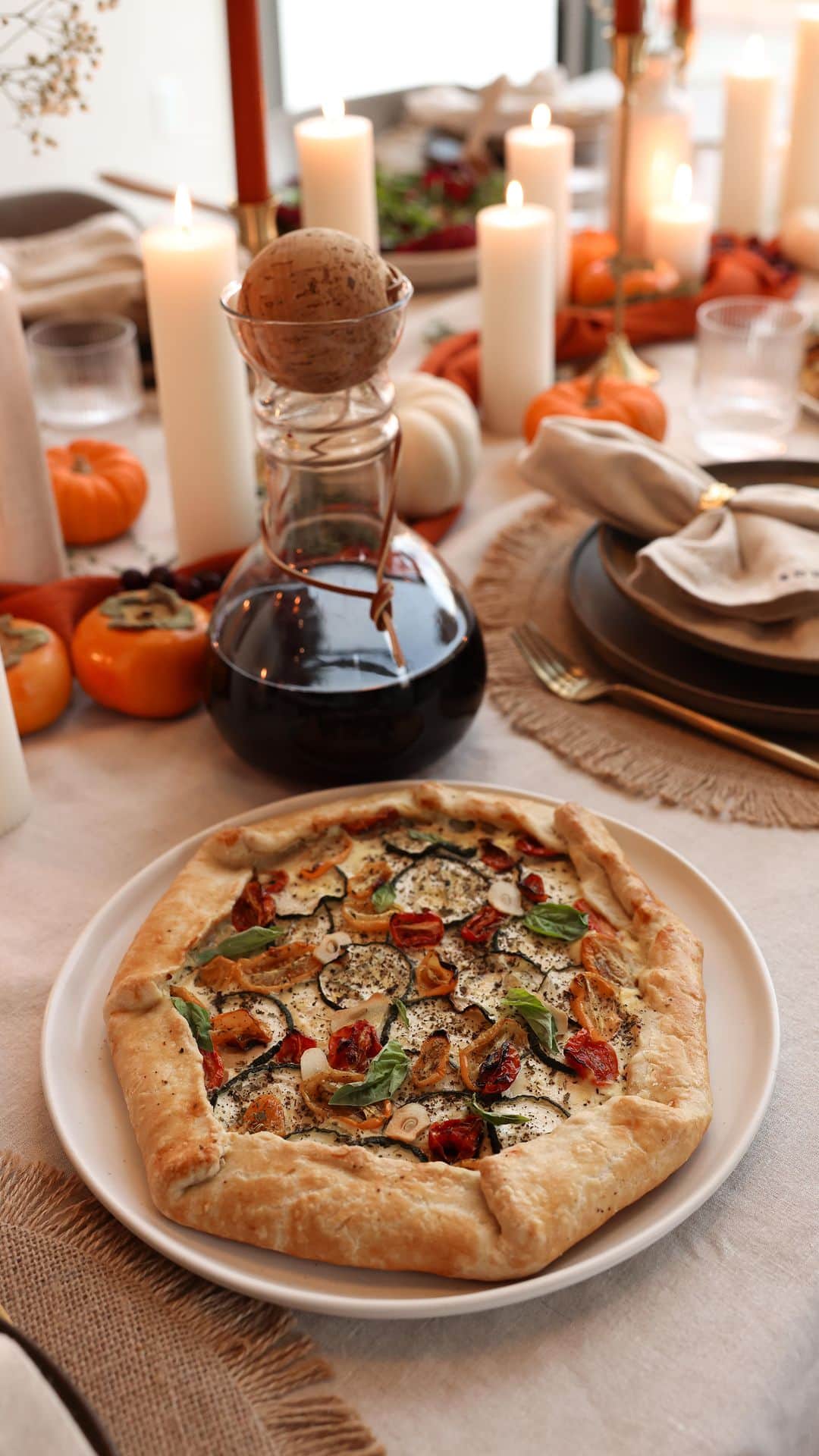サンヌ・ヴロートのインスタグラム：「Your Thanksgiving menu is HERE featuring 12 new Soul Sync Body recipes!! 🧡  I’m SO excited for you guys to try these delicious and nourishing recipes. The team and I had so much fun creating these for you! They’re perfect for Friendsgiving or Thanksgiving gatherings, fall dinner parties, or cozy weeknight meals. Some of my favorites are the whole roasted turkey, zucchini & ricotta galette, and apple pie thumbprint cookies!   I’m also so excited to share our biggest sale of the year - 30% off ALL memberships for Black Friday! Click the link in bio to unlock your discount! x」