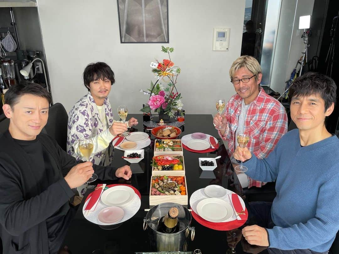 きのう何食べた？ season2さんのインスタグラム写真 - (きのう何食べた？ season2Instagram)「.  #きのう何食べた？ season2  第6話ご覧いただき ありがとうございました🌙  見逃し配信スタート！ #TVer #ネットもテレ東 #UNEXT #Lemino   ニューイヤーパーティー 4人で乾杯オフショット🥂✨  #西島秀俊 #内野聖陽 #山本耕史 #磯村勇斗 #何食べ」11月11日 1時25分 - movie_nanitabe