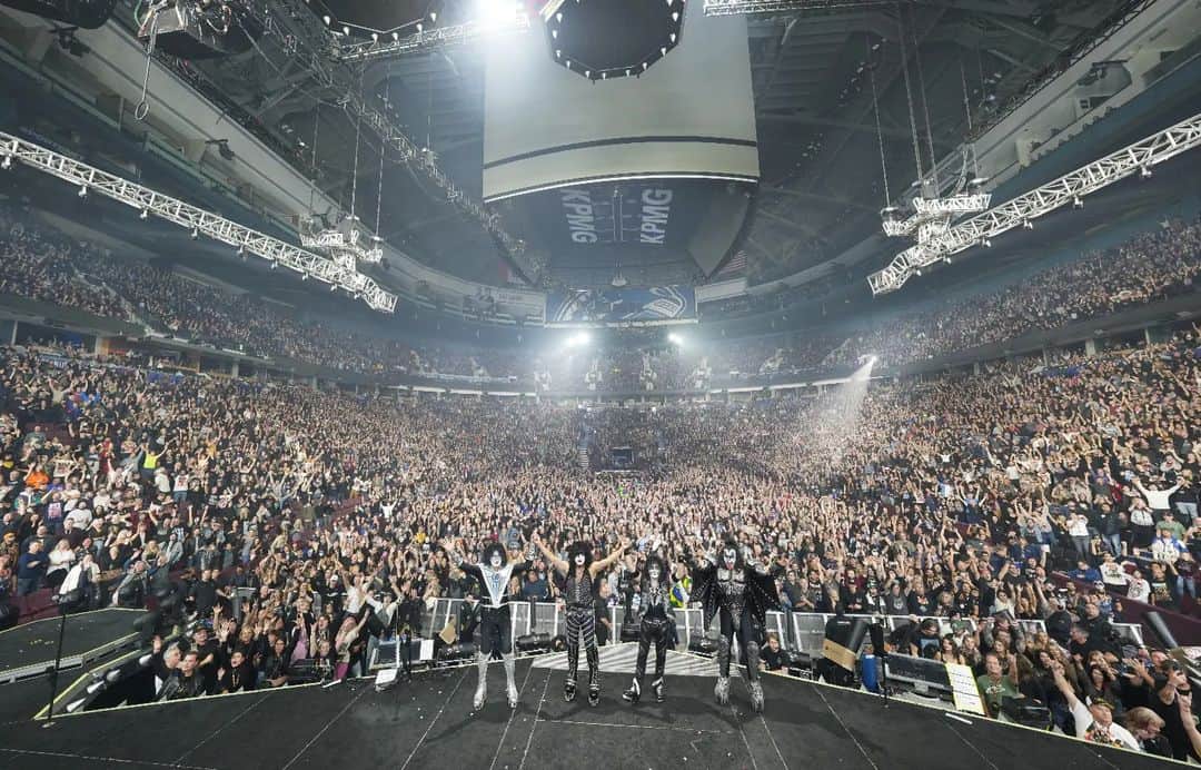 KISSのインスタグラム：「Thank You #VANCOUVER! What a night. We will NEVER Forget You!! #EndOfTheRoadTour」