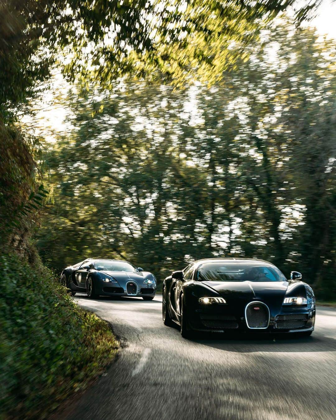 ブガッティさんのインスタグラム写真 - (ブガッティInstagram)「The BUGATTI experience is one that transcends driving. Seamlessly blending performance and comfort, a BUGATTI hyper sports car effortlessly intensifies the emotions of a journey.  To showcase and experience these unique automotive properties, 29 owners were joining the 2023 edition of the BUGATTI Grand Tour Europe by @2fast4you.it.  #BUGATTI #BUGATTIGrandTour #BUGATTIGrandTourEurope – WLTP: bugatti.link/consumption」11月11日 1時19分 - bugatti