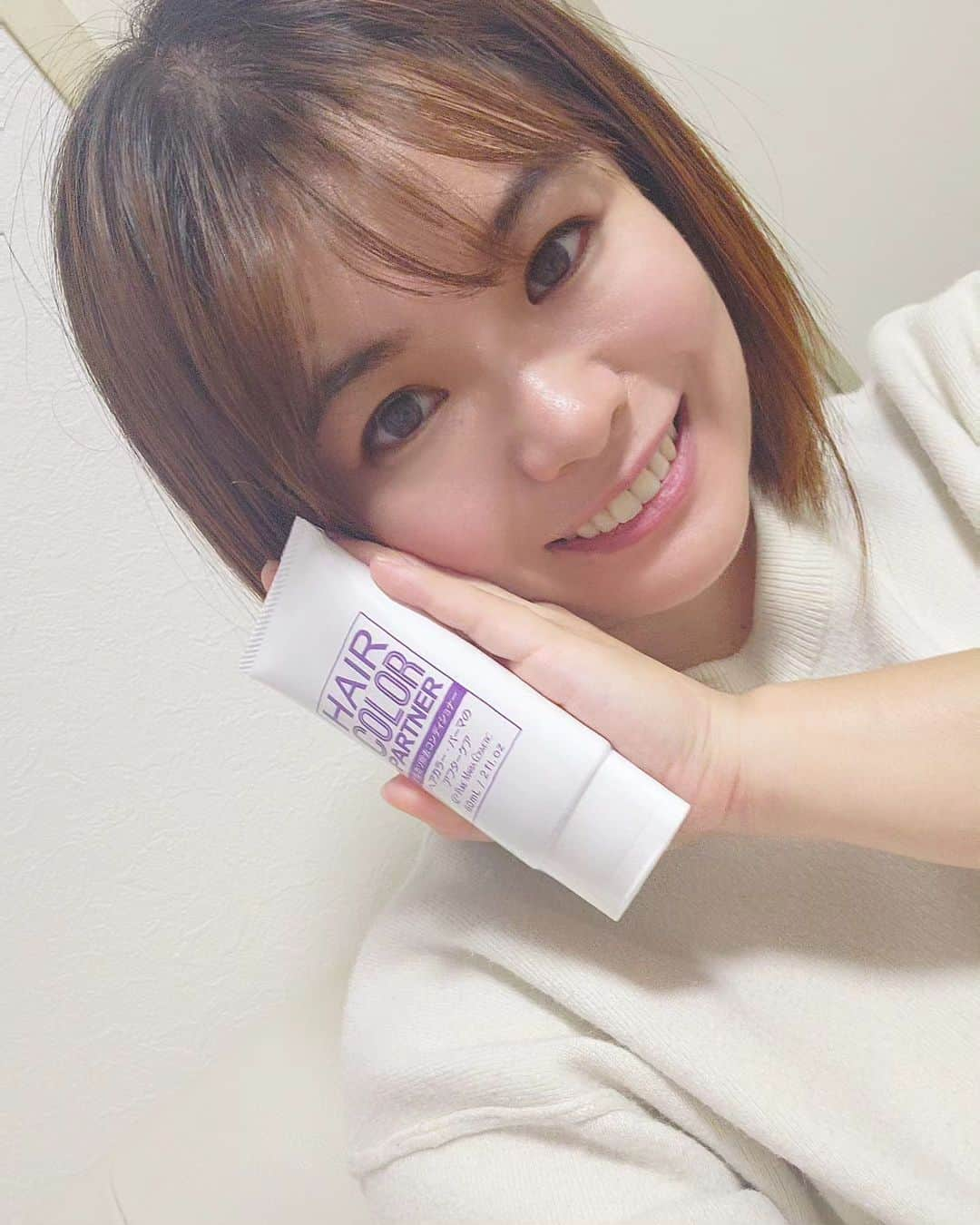 彩乃美希さんのインスタグラム写真 - (彩乃美希Instagram)「ピュアマリアコスメティック ヘアカラーパートナーを使ってみました！ ヘアカラーしたあとって、髪の毛の痛みが 気になるのだけど『残留アルカリ』を除去 してくれるコンディショナーだから、 カラー後の色持ちをお手伝いしてくれたり、 ツヤや手触りがよくなるの。 アルカリが髪に残留するとキューティクルが ひらいちゃうんだって！ それに色素を作るメラノサイトに影響を 与えて白髪を増やす原因にもなっちゃう らしいんだ💦 髪の毛染めたあとの髪をきれいに長持ち するには、こおゆうのつかうとよいよ！ 染めたあとの髪の悩みがあるかたは ぜひ使ってみてね！  PR @puremariacosmetic #pr #白髪対策 #美容師おすすめ #ダメージヘアケア #カラーケア #アルカリ除去 #簡単ケア #ヘアカラーパートナー #セルフヘアカラー」11月11日 1時23分 - ayanotan1127