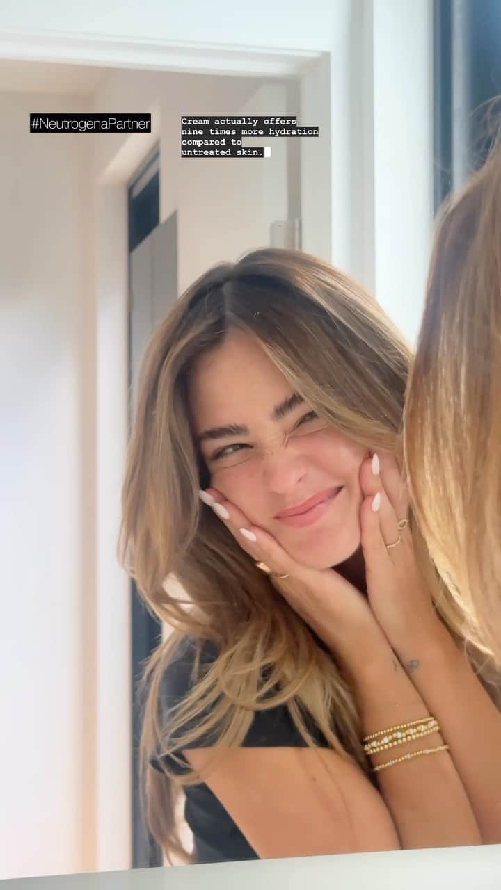 ヴェール・ゲンタのインスタグラム：「In honor of National Healthy Skin Month, I partnered with @neutrogena and @drberthabaum to do a little deep dive into my skin journey and what is vital for me! 💧🤍 #NeutrogenaPartner」