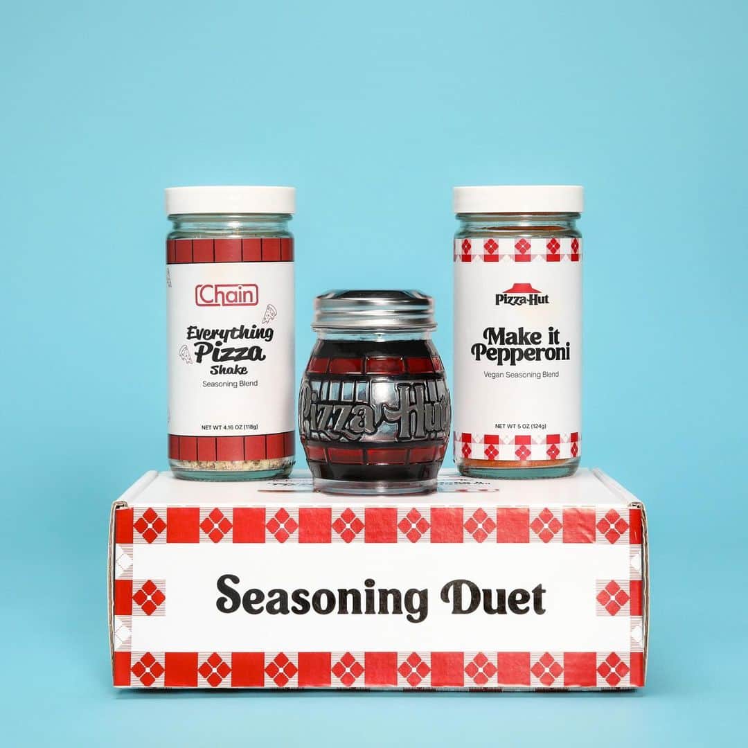 Pizza Hutのインスタグラム：「🚨 Behold… The Collectible Seasoning Duet Box Set from @pizzahut and @eatatchain. This limited edition set includes: 🍕Pizza Hut’s ‘Make it Pepperoni’ captures that salty, spicy, tangy flavor of Pizza Hut’s signature pepperoni in a *vegan* blend. You read correctly. Pizza Hut flavors, now in your kitchen. 🇮🇹 Chain’s ‘Everything Pizza Shake’ is your one-shake-solution to bring all the flavors of a pizza parlor to any dish you please: pizza, pasta, popcorn, ice cream – the possibilities are endless. 🧂The Hut Shaker is a custom made pizzeria-style shaker that pays homage to what is without question the most beloved lamp in the history of lamps.  The box set is available now, for a limited time, at eatatchain.com or through our link in bio!」