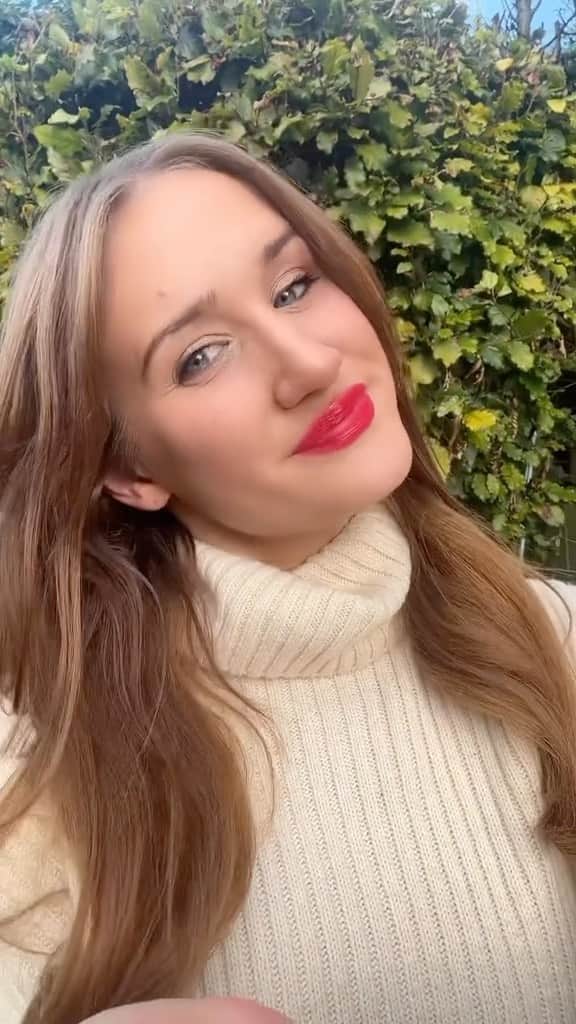ClarinsUKのインスタグラム：「Elevate your look with a timeless classic! A good red lip is a must-have in any #makeup lover’s kit ❤️  Put your lipstick on and make a statement!   Our Beauty Coach Expert, Samantha is wearing the Joli Rouge Lipstick in shade 742 Joli Rouge.   Tell us your favourite shade of lipstick? 👇  #Clarins #JoliRouge #RedLipstick #transitionreels」