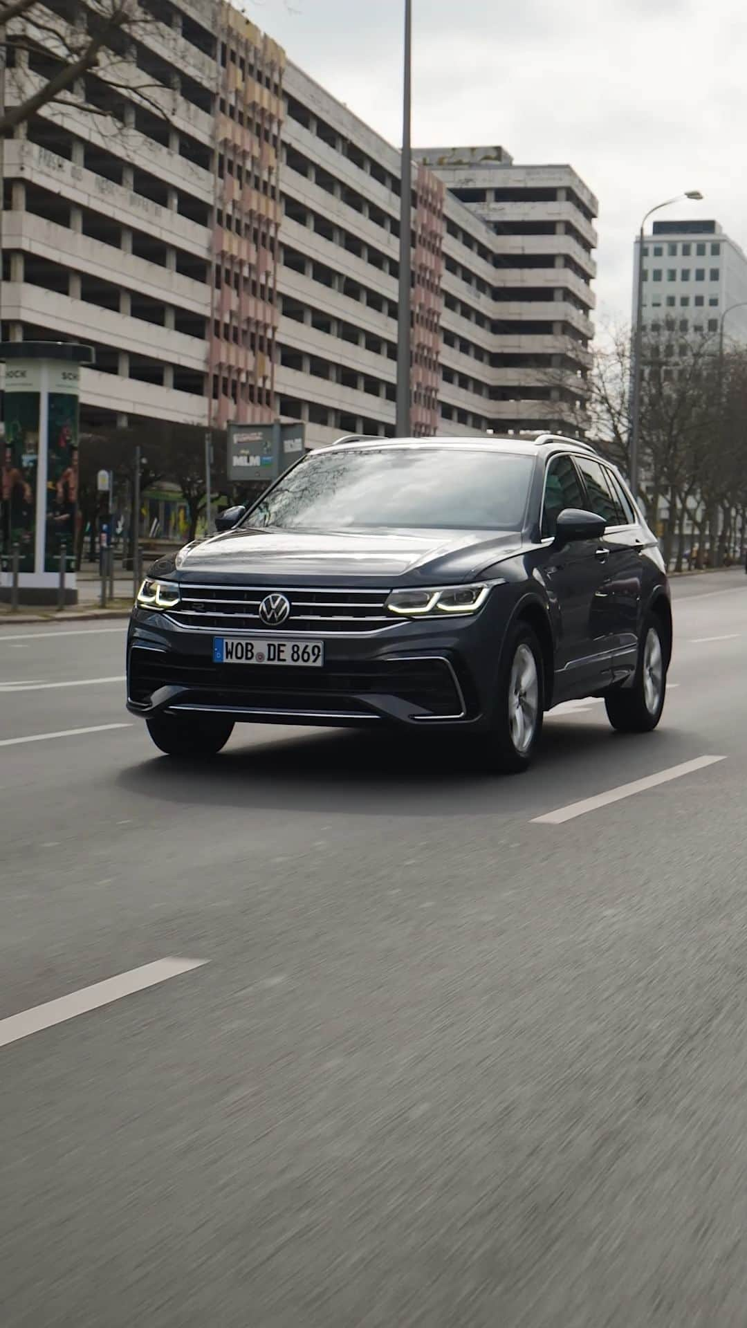 フォルクスワーゲンのインスタグラム：「Beautiful from the inside and out! 🖤 #exterieur #streetstyle #vwtiguan #volkswagen #vw  The vehicle displayed shows optional equipment.」