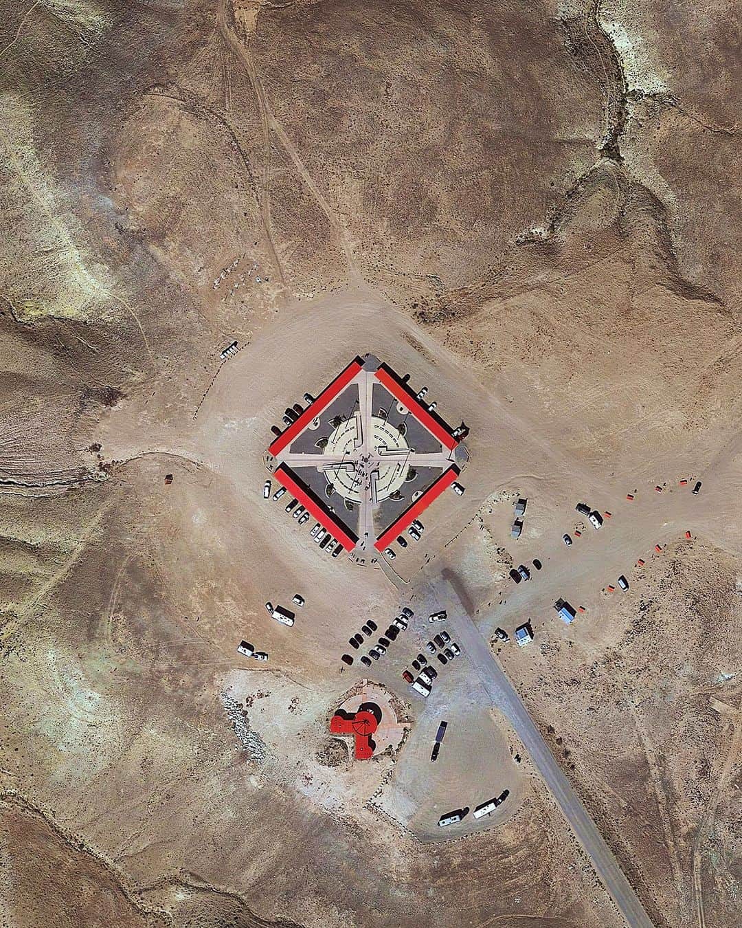 Daily Overviewのインスタグラム：「Four Corners Monument marks the quadripoint in the Southwestern United States where the states of Arizona, Colorado, New Mexico, and Utah meet. It is the only point in the United States shared by four states, and it also marks the boundary between two semi-autonomous Native American governments: the Navajo Nation and the Ute Mountain Ute Tribe. Visitors to the monument can position themselves at its center and “stand in four states at once.”  Created by @dailyoverview Source imagery: @maxartechnologies」