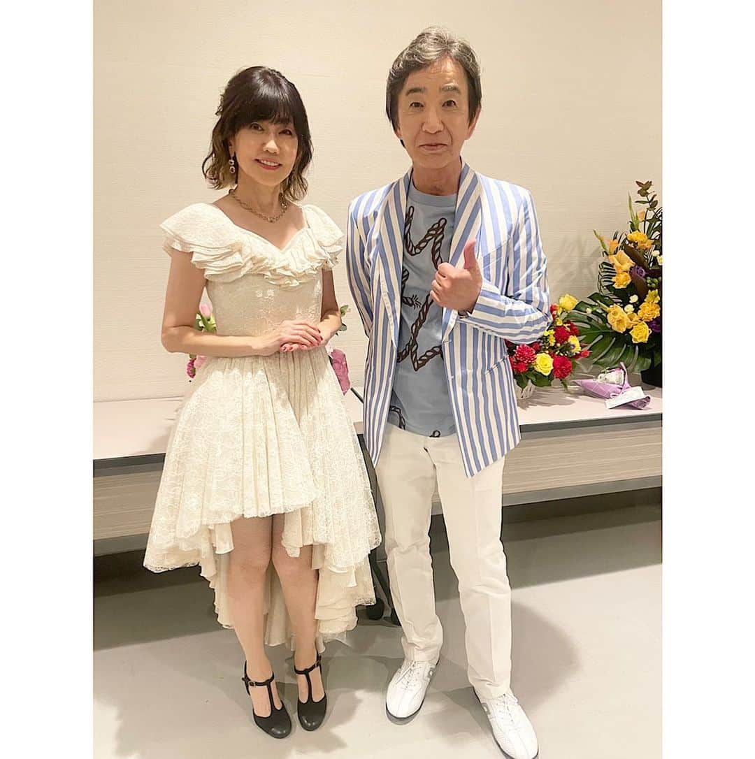 松本伊代さんのインスタグラム写真 - (松本伊代Instagram)「11月5日  The City PopChronicle  林哲司の世界　In Concert  林哲司さんの時代を彩った数々の名曲を、 萩田光雄先生と船山基紀先生 の素晴らしいアレンジで。 そして素敵な方々とまた一つ記憶に残る 本当に素晴らしいコンサートでした。  参加させて頂きありがとうございました。  たくさんの時間をかけて、 リハーサルから本番まで 林先生、萩田先生 そして船山先生、 ミュージシャンの皆さま 素晴らしかったです。 このような素敵な方々の中でまた歌わせていただけた事に 感謝です。  船山先生はほとんどのアーティストの皆さんを 舞台のそでで見ていらっしゃいました。 そして私が歌うときも、 わざわざ来てくださり、 心配そうに見守っていてくださいました🙏🙏 安心。安心。　　  最後は会場の皆さんと 松原みきさんの ＜真夜中のドア～Stay with me＞を。 音源から松原みきさんのヴォーカル・トラックのみを抜き出して、samurai bandで！  盛り上がった1日でした。  林哲司さん、50周年おめでとうございます！  Guitars 今剛、増崎孝司 Keybord 冨樫春生、安部潤 Bass 高水健司 Drums 江口信夫 Percussion 斉藤ノヴ Backing Vox 高尾直樹、桶泉りん、大滝裕子 Trumpet&Fluegelhorn by Luis Vale Saxs & Wind Instrument by Andy Wulf Manipulater 宇野克郎  #信じ方を教えて #サヨナラは私のために #Journey Liveのミュージシャンの方々がいてくださったので心強かったです  #シティポップ #night tempoさんの次の日のコンサート🎵 シティポップってすごい！ #J-POP #林哲司 #船山基紀 #松本伊代 #iyomatsumoto」11月11日 1時35分 - iyo14_official