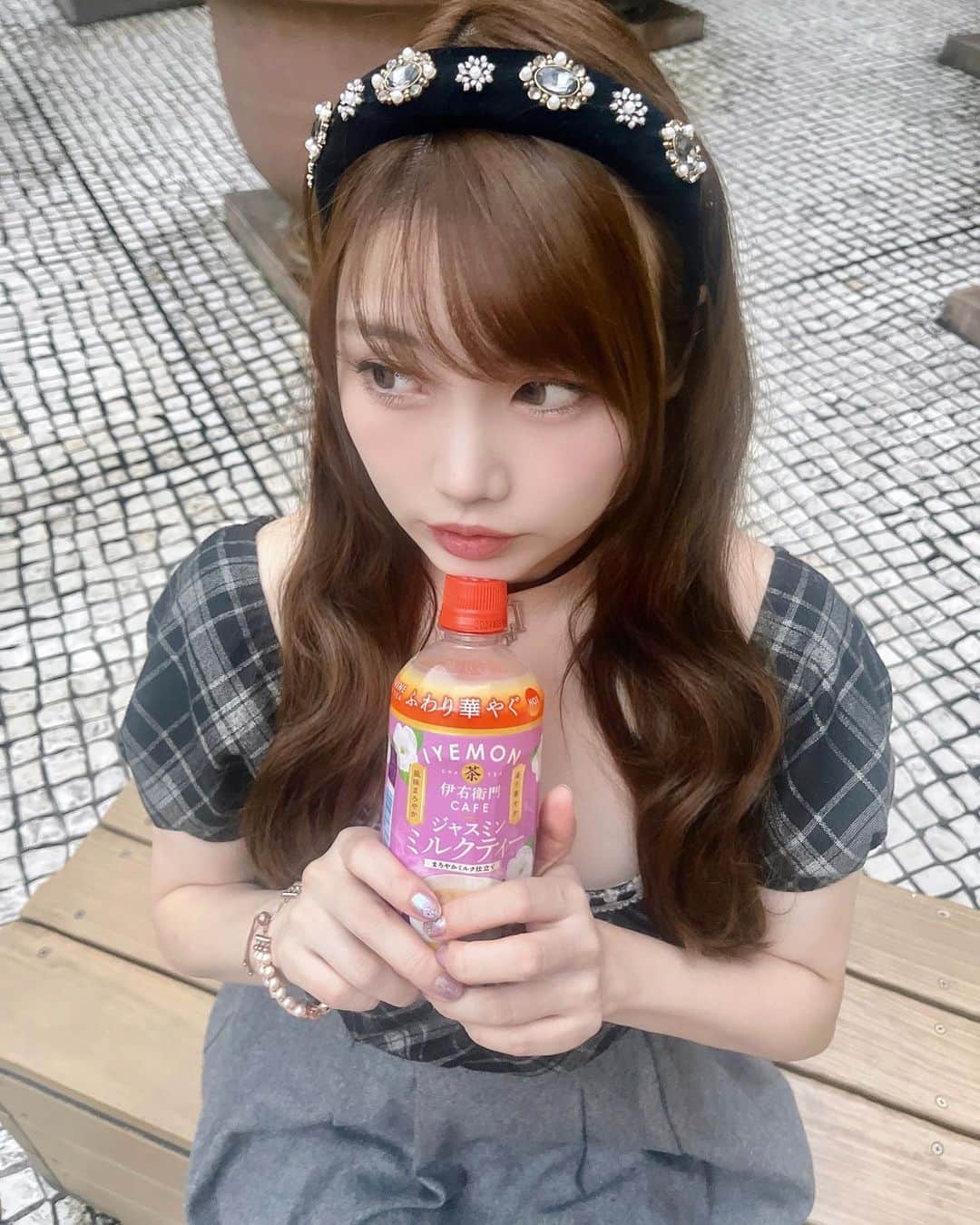 塚本舞のインスタグラム：「明日からぐっと気温が下がるみたいだから、暖かくして過ごしてね🍁 先週までは半袖の私でした🍎 ⁡ ホットの伊右衛門ジャスミンミルクティー甘くて美味しい🌼🍵」
