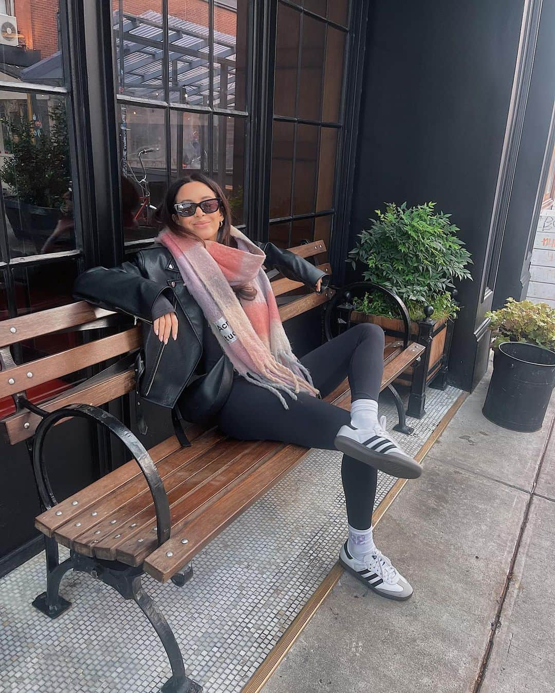 ダニエル・ピーザーさんのインスタグラム写真 - (ダニエル・ピーザーInstagram)「The whole of nyc to take pics, and I insisted on having some taken sat on this bench outside the hotel 🥲」11月11日 1時40分 - daniellepeazer