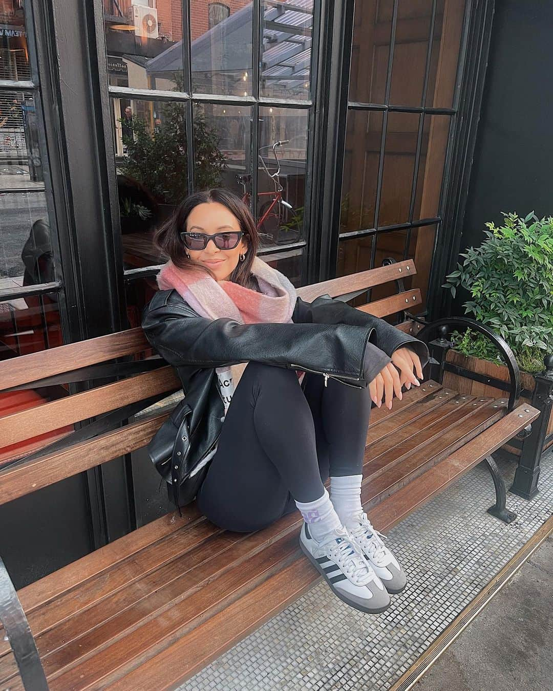 ダニエル・ピーザーのインスタグラム：「The whole of nyc to take pics, and I insisted on having some taken sat on this bench outside the hotel 🥲」