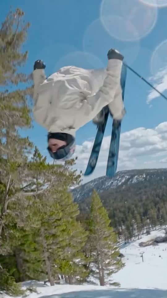 レッドブルのインスタグラム：「postcard from the most amazing party lap you’ll see today 🔥   head over to the Red Bull Snow YouTube channel to see the full video 😎  ⛷️ + 🏔️: @loganpehota @jespertjader @nicovuignier @kirski12 @paddygraham @nicoporteous @hunterhenderson @macforehand @maxmoffattt @maxime_chabloz @ari_tricomi @walker_shredz @mammothmountain   #redbull #givesyouwiiings #skiing #skijump #wintersports #ski」