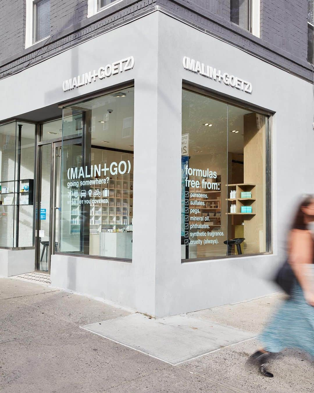 マリン&ゴッツさんのインスタグラム写真 - (マリン&ゴッツInstagram)「our cobble hill apothecary in brooklyn.  inspired by piet mondrian + charlotte perriand, the gridded shelving system in our apothecary serve as a modernist display for our selfcare essentials.」11月11日 1時46分 - malinandgoetz