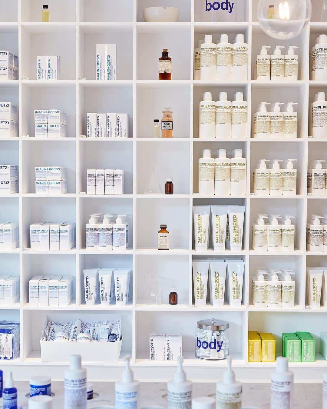 マリン&ゴッツさんのインスタグラム写真 - (マリン&ゴッツInstagram)「our cobble hill apothecary in brooklyn.  inspired by piet mondrian + charlotte perriand, the gridded shelving system in our apothecary serve as a modernist display for our selfcare essentials.」11月11日 1時46分 - malinandgoetz