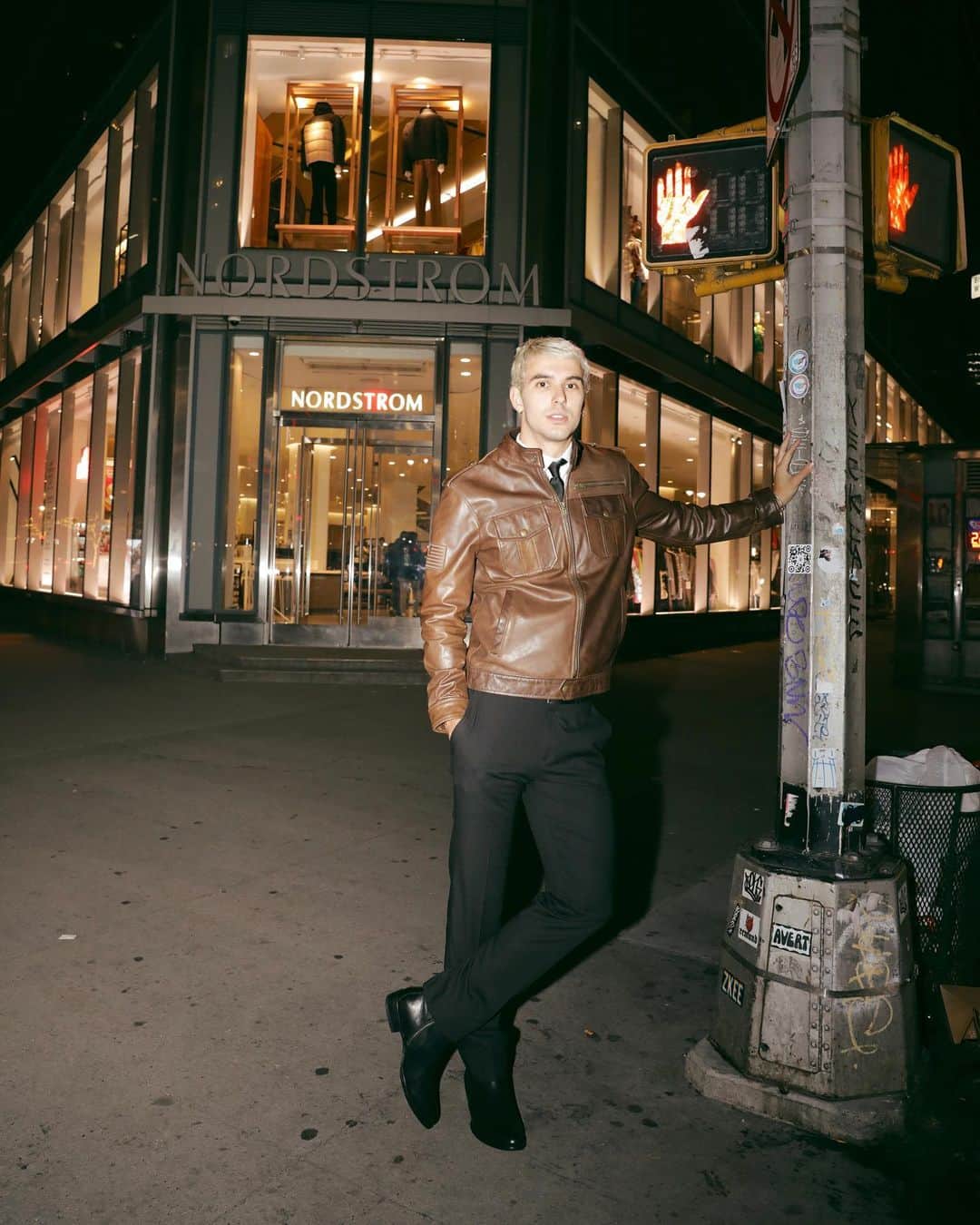 フライのインスタグラム：「Celebrating our fall collection and 160th Anniversary at @nordstromnyc @nordstrommen 🖤」