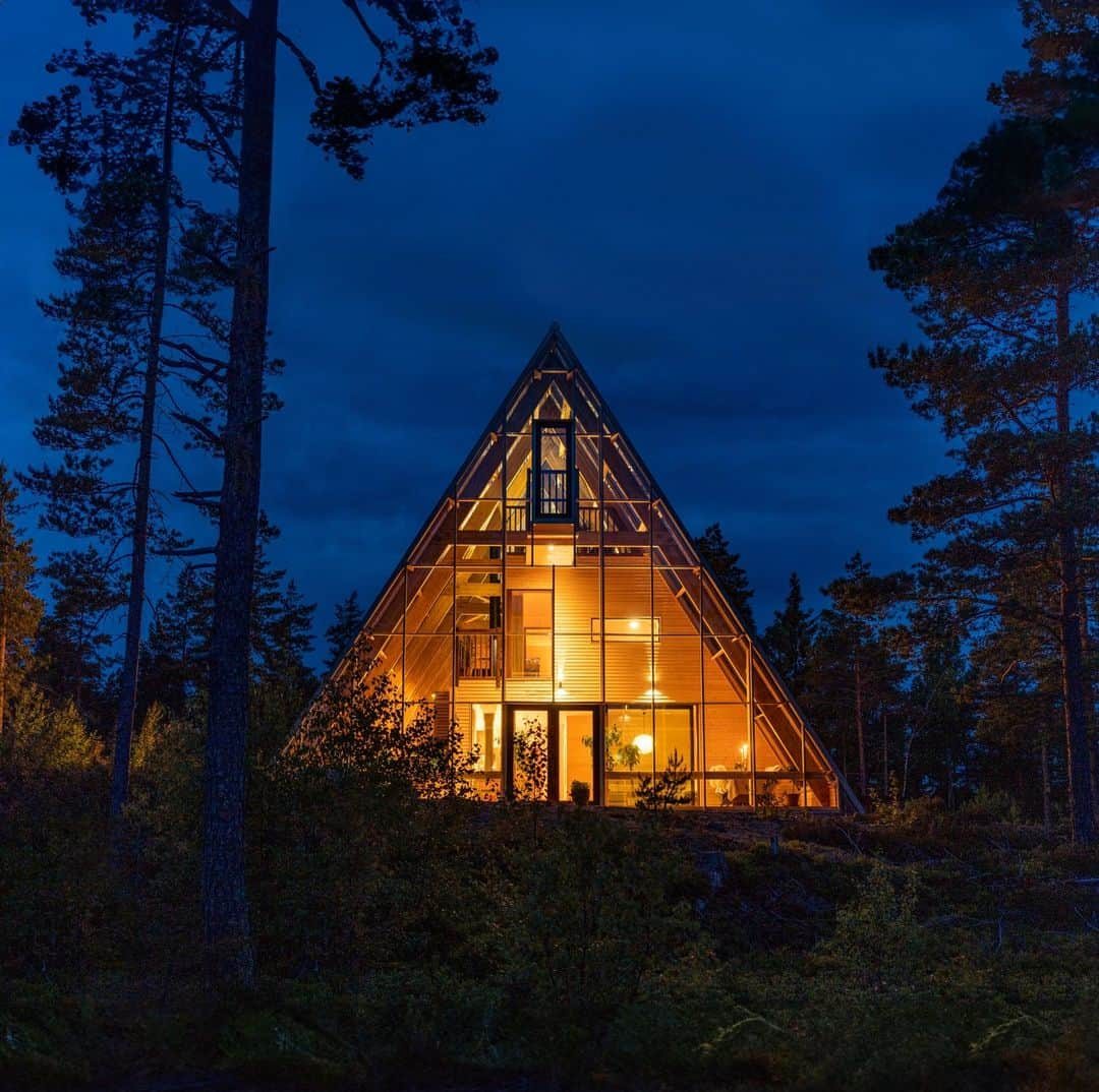 Airbnbさんのインスタグラム写真 - (AirbnbInstagram)「Out of office.  🏡 Organic Nature House 📍 Brålanda, Västra Götalands län, Sweden  This home can be found in our Adapted Category. Each home in this category receives a 3D scan and detailed Accessibility Review, and includes listing photos of features with key details like doorway widths that have been reviewed and confirmed by Airbnb.」11月11日 1時49分 - airbnb