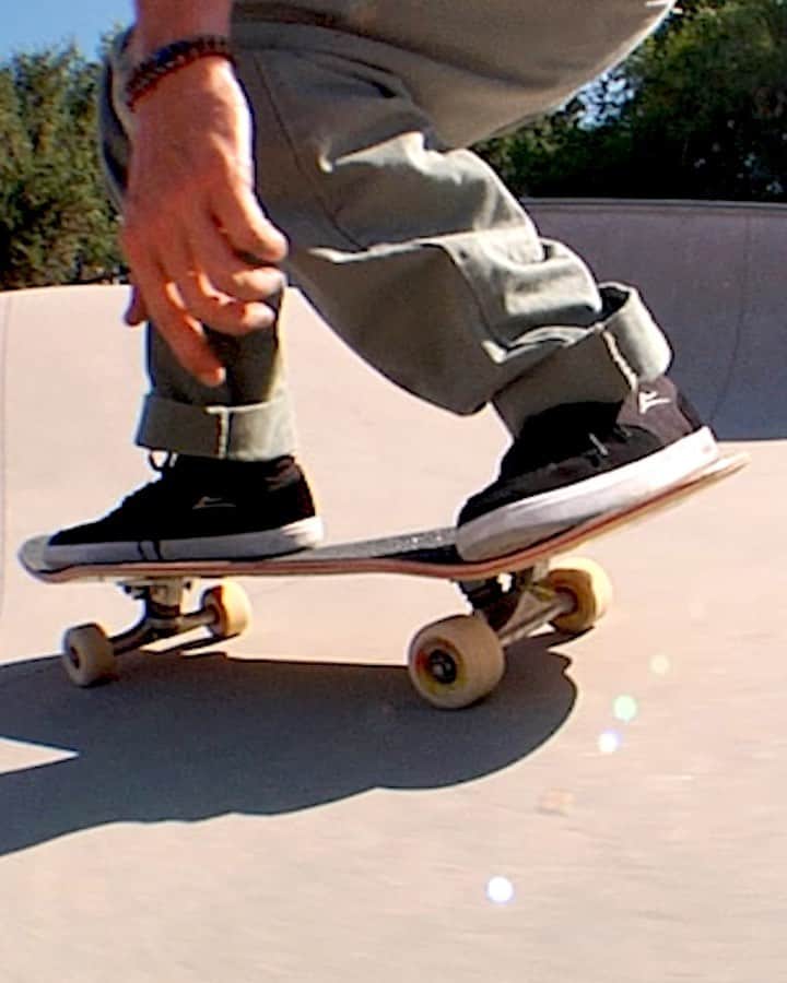 ラカイリミテッドフットウェアのインスタグラム：「Our newest model, The Villa, was designed, tested and approved by Cody Chapman.  A hi-top cupsole with a "less is more” approach, built to be simplistic yet durable and responsive. Custom artwork by Cody, along with his "Cold Dawg" branding top off this new style worthy of the Lakai archive.  Shop the new Villa model by Cody Chapman, along with his "Cold Dawg" apparel collection and watch Cody put the shoes to the test in his new skatepark part, all at Lakai.com 👉 Link in bio 📹/📸 @bonelesszine  #Lakai」