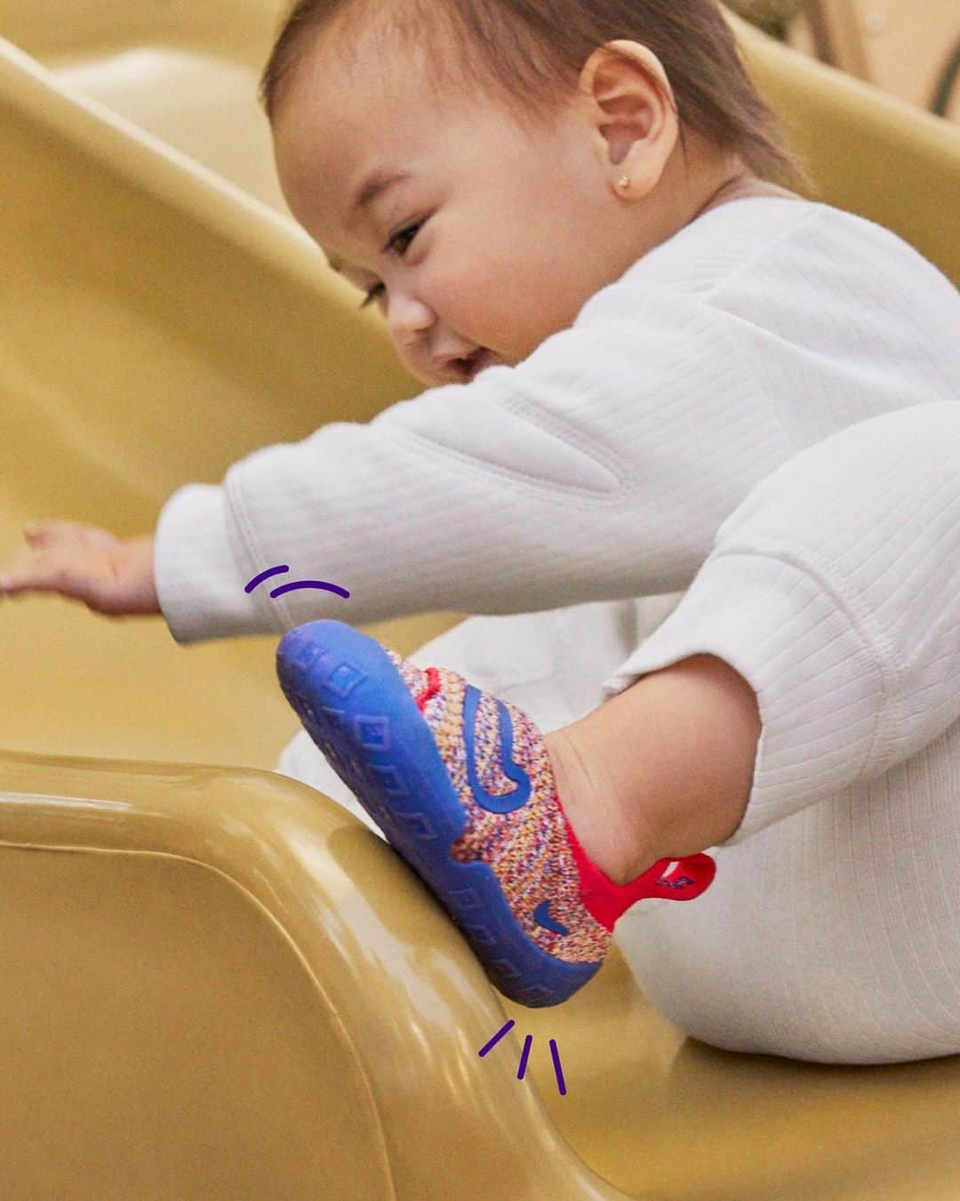 NIKEのインスタグラム：「Nurture first steps. 👶  The all-new Nike Swoosh 1 supports natural foot development from the first step. With its barefoot feel design, the Nike Swoosh 1 allows toes to spread and flex as babies and toddlers begin to walk.  Link in bio for more.」