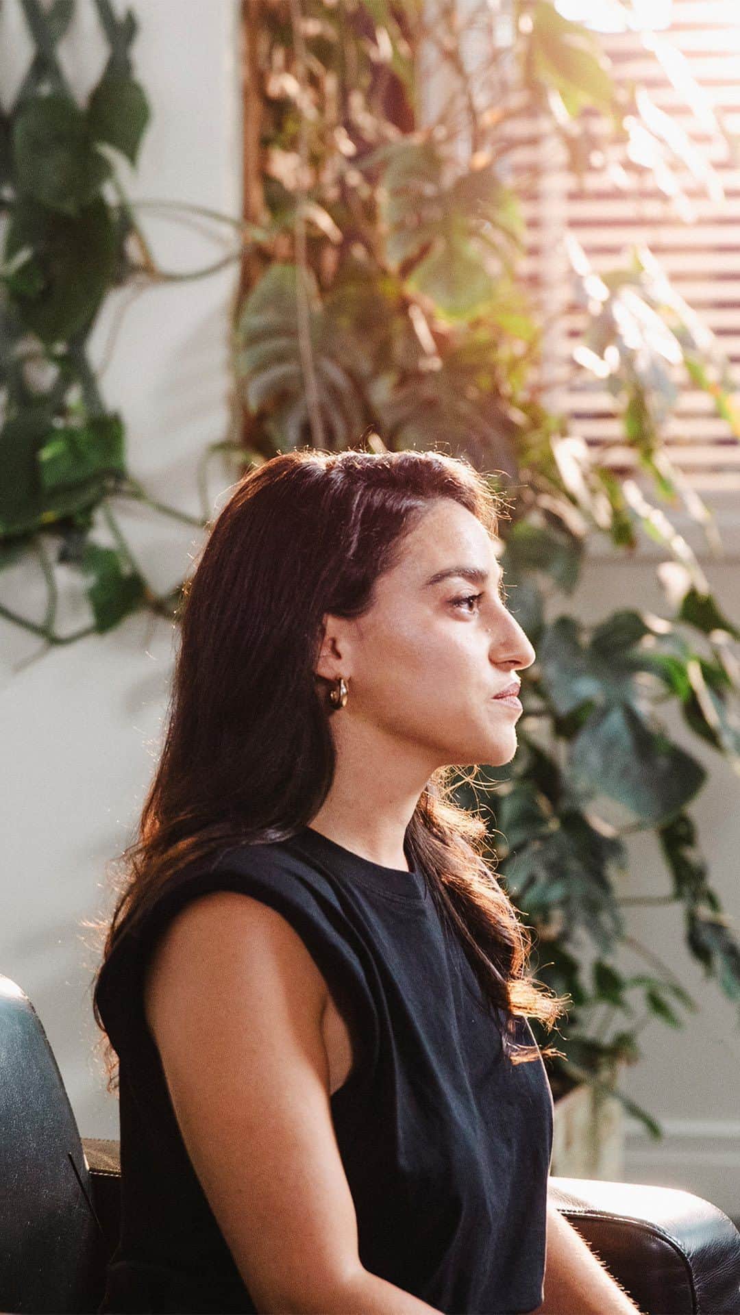Yves Saint Laurent Beautyのインスタグラム：「Intimate Partner Violence comes with warning signs. @Ynaeeb, co-founder of the French NGO En Avant Toute(s) recites a survivor testimony about one of the signs of abuse, humiliation.   #YSLBeauty #AbuseIsNotLove」