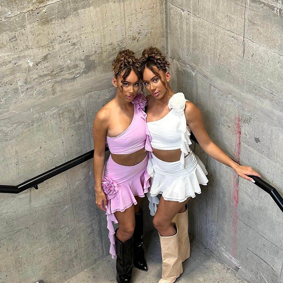 SHEINのインスタグラム：「Twinning is double the winning and double the cute to boot 👯👢👢 @theneltwins @cuccoofootwear  🔎 11708252  #SHEIN #SHEINforAll #SHEINstyle #fashion #chic」