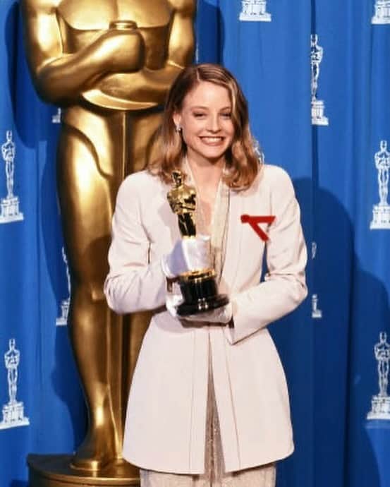 Blonde Saladさんのインスタグラム写真 - (Blonde SaladInstagram)「Do you remember this iconic picture? It’s from the 1992 Oscars when Jodie Foster won as Best Actress for her role in The Silence of the Lambs 🦋✨ and did you know that she was wearing Giorgio Armani? 👀   You can discover Armani’s archive at Armani/Silos in Milan and don’t miss Guy Bourdin’s photography exhibition open until the 19th of November ❤️‍🔥   Check out the full article on TheBlondeSalad.com + stories by @mariasheilamiani ✍️  #GiorgioArmani #ArmaniSilos #JodieFoster #Exhibition #Milano #TheBlondeSalad」11月11日 1時57分 - theblondesalad