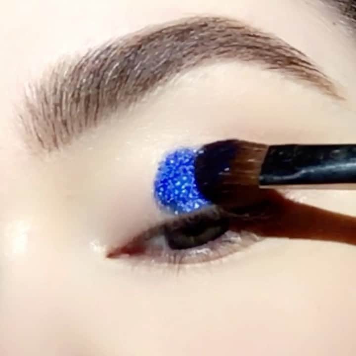 パット・マグラスのインスタグラム：「SAPPHIRE SEDUCTION 💙💙💙 Take a cosmic plunge with DARK STAR 006 V4: BLITZ SAPPHIRE’S electrifying blue glimmer and the holographic shimmer of Cyber Electric Eye Gloss ⭐️⭐️⭐️ Shop NOW on PATMcGRATH.COM.  💙STARRING💙 DARK STAR 006 V4 Blitz Sapphire Eye Shadow (Blackened Sapphire with Bright Blue Sparkling Pearls) Cyber Electric Eye Gloss (Translucent with Cerulean Sparkling Pearls) Perma Precision Liquid Eyeliner  FetishEYES™ Mascara」