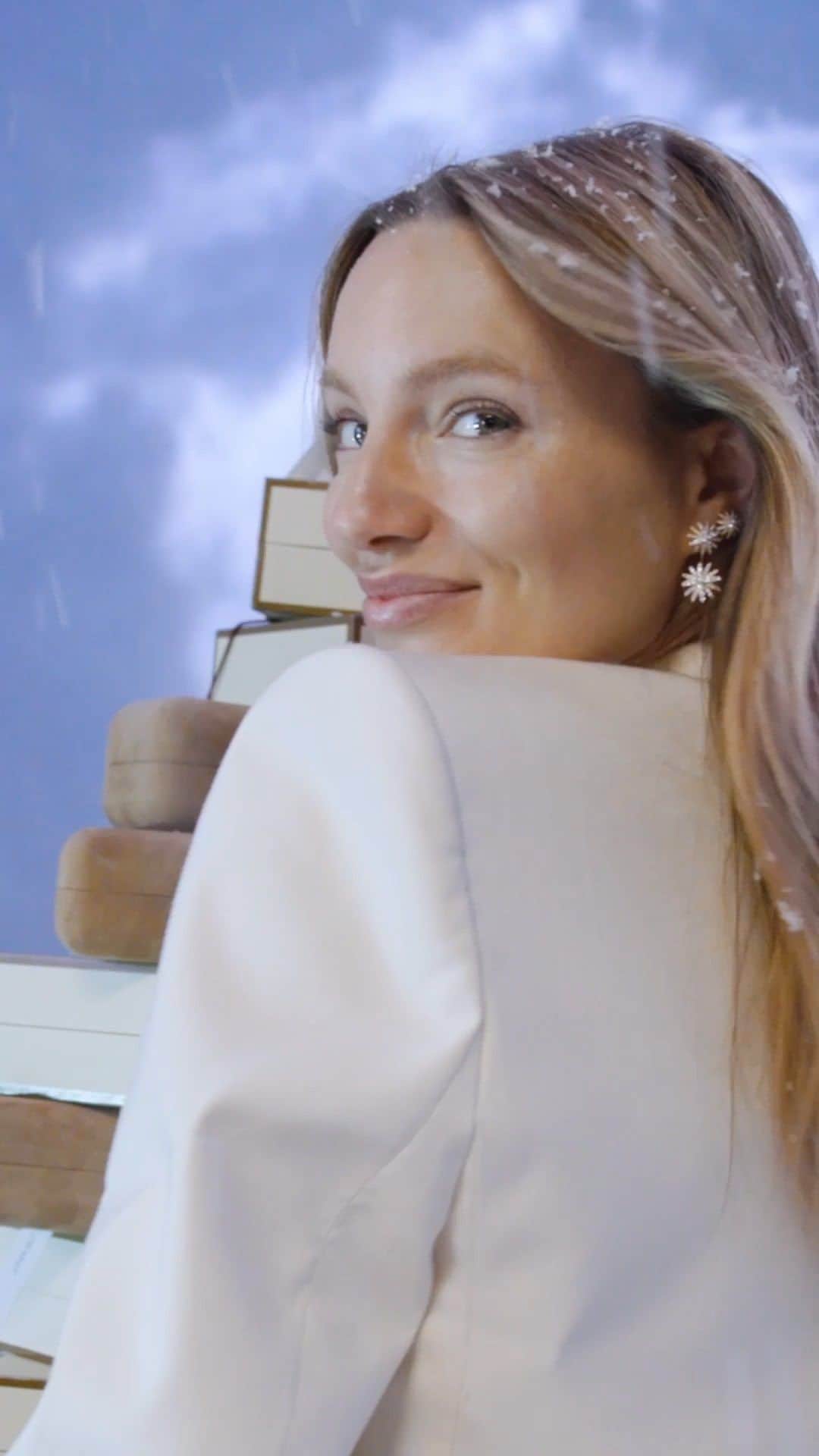 デイビット・ユーマンのインスタグラム：「​ Behind the scenes of our holiday campaign–the first of its kind to be fully captured by an XR camera and real-time rendering technology. Natural and virtual worlds merge to create an immersive environment, celebrating the magic of our hometown, NYC.​ ​ #DavidYurman」