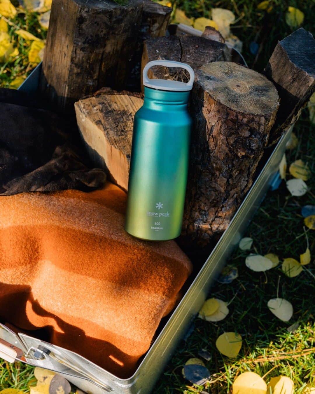 Snow Peak USAのインスタグラム：「The Recycled Titanium Aurora Bottle stands out for all the right reasons. Its ultralight, made of recycled materials and features an eye-catching blue green gradient. Add it to your drinkware collection or gift it to a loved one for the holidays.」