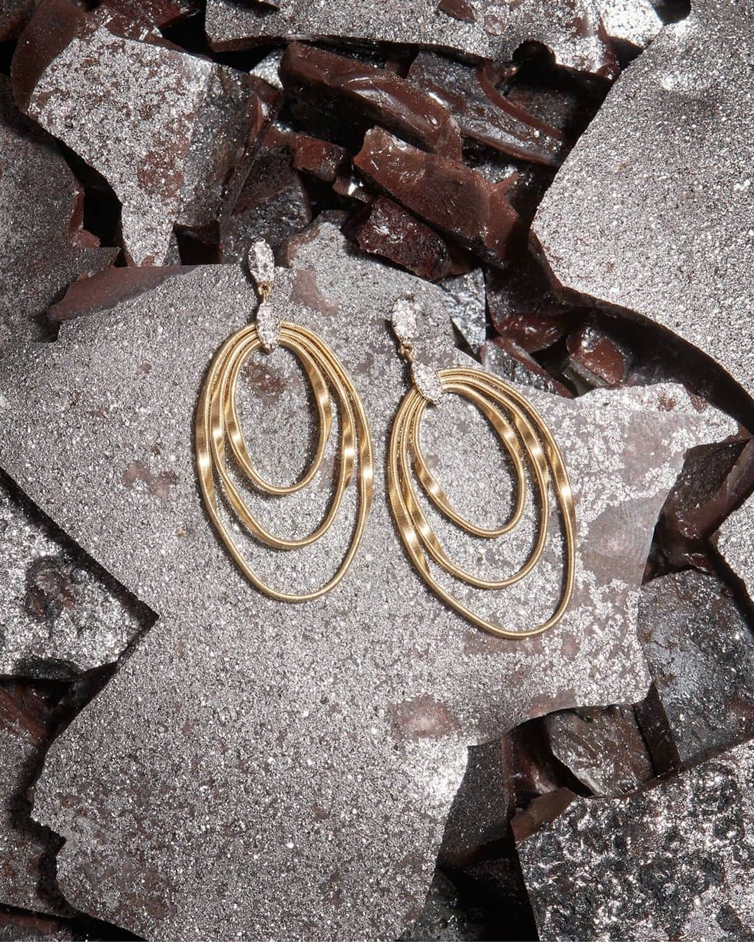 マルコ ビチェゴのインスタグラム：「Reinterpreting Marco Bicego’s most iconic craftsmanship technique, this coil earrings from the Marrakech Onde collection play and shimmer with the light.  #marcobicego #jewelry #gold #coil #madeinitaly #diamonds」