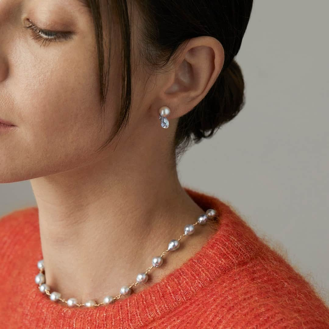 サトミ カワキタさんのインスタグラム写真 - (サトミ カワキタInstagram)「One-of-a-Kind Pearls Just in Time for the Holidays! ⁠ ⁠ We introduce a modern, yet romantic One-of-a-Kind pearl collection, including elegant drop earrings, unique pearl studs and statement making necklaces and bracelets. Each made by hand in our studio, and individually wire wrapped with luminous 14K yellow gold, these Akoya pearl wonders glow with varying hues of blue, pink, purple, grey and a soft milky white.」11月11日 2時02分 - satomi_kawakita_jewelry