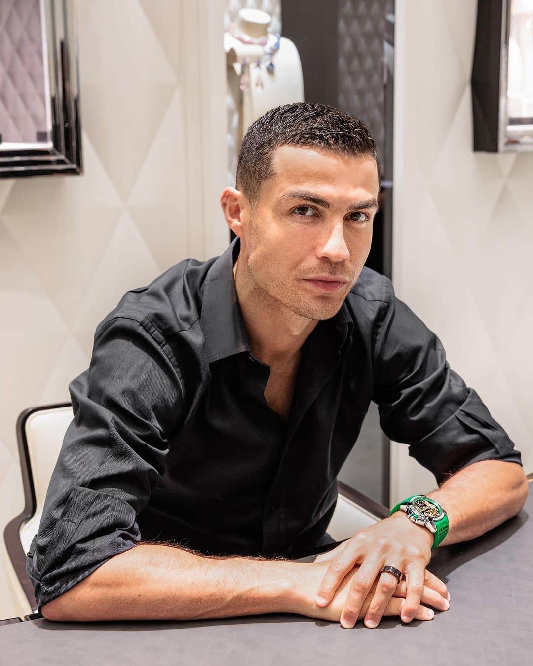 クリスティアーノ・ロナウドのインスタグラム：「Throwback to my visit to the @jacobandco store in Riyad with my dear friend @jacobarabo. Wearing my Jacob & Co CR7 limited collection.」