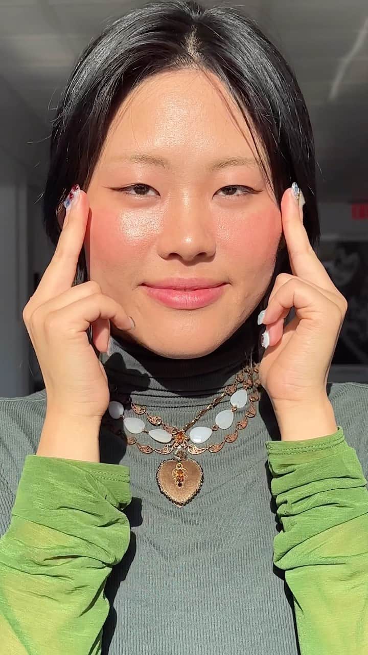 Milk Makeupのインスタグラム：「Pro tip: combine our #BionicBlush in Infinity with our #BionicGlow in Virtual to get a glowy, flushed look ✨   Top it off with our #HydroGrip Set + Refresh Spray to lock it in place with an extra dewy finish 🔒💦 #makeuphack #holidaymakeup #milkmakeup #sephora #sephoraatkohls」
