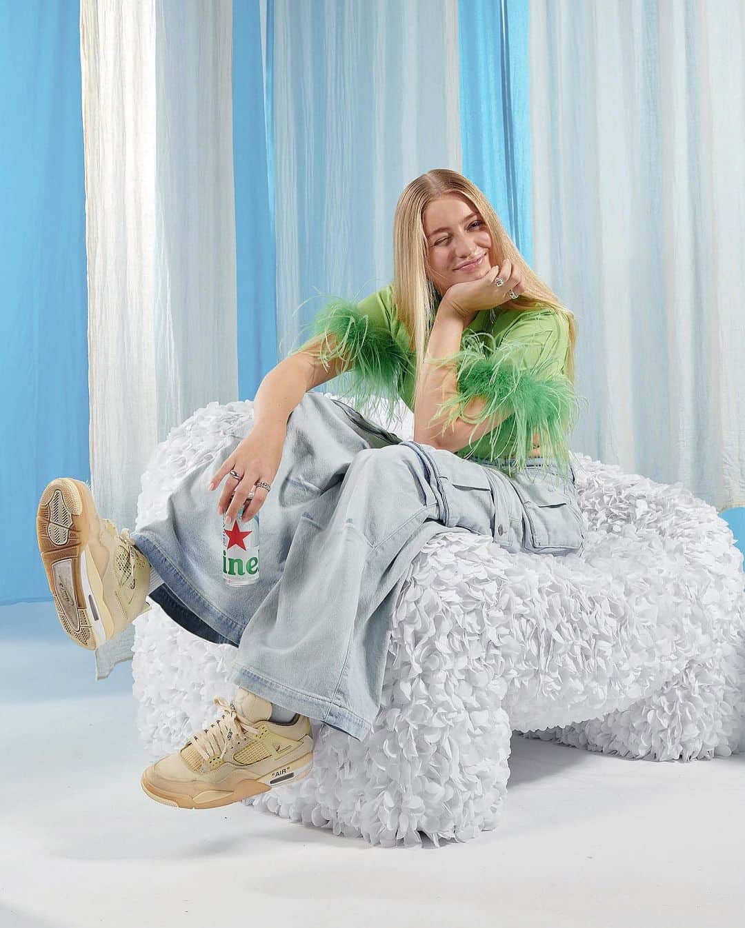 Marije Zuurveldのインスタグラム：「Happy weekend! Wie trekt er ook een Silver open? Cheers 💋  @heinekennl #geen18geenalcohol *ad」