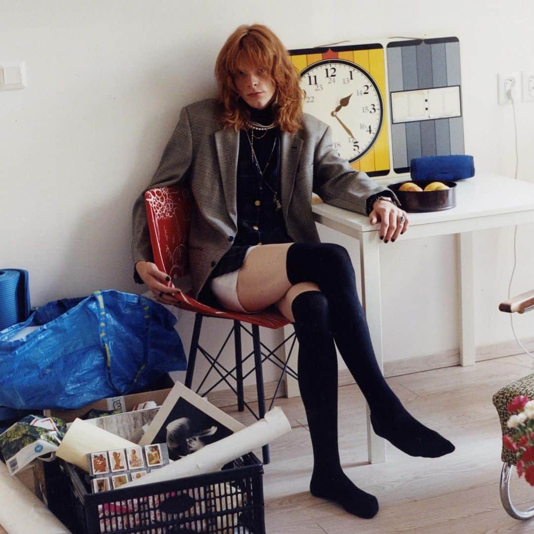 のインスタグラム：「Five years ago, @johanakasalicka_ph swapped her hometown of Prague for London during her studies, which resulted in a series documenting Central and Eastern European youth living in the UK capital.   Returning home each summer to visit friends and family, Kasalicka began to witness a shifting landscape in Prague’s architecture, its residents and their collective outlook.   New art galleries, cultural hubs and cafes began to appear and liberal attitudes were being embraced by the younger generation. “I started to notice differences that resonated with me,” Kasalicka tells Dazed.  Through this compelling series, Kasalicka not only shares the real-life stories of Prague’s inhabitants and their quest to redefine tradition, but she also strives to dismantle stereotypes.  In an image of Vlad and Robi, they’re caught in a gaze, reminiscent of the “resting bitch face” that Kasalicka says is often portrayed as an Eastern European trait.  “This image depicts this stereotype perfectly and feels very real – Eastern Europeans are well known for their honesty and unpretentiousness,” she explains.   The juxtaposition of traditional decor and their clothing, along with an LGBTQ+ flag pinned on the window behind them, works to challenge preconceptions about their identities.  “It almost looks like an image from an activist campaign, which represents the vibe of the whole series.”  See more through the link in our bio 🔗  📷 @johanakasalicka_ph ✍️ @aylaangelos」