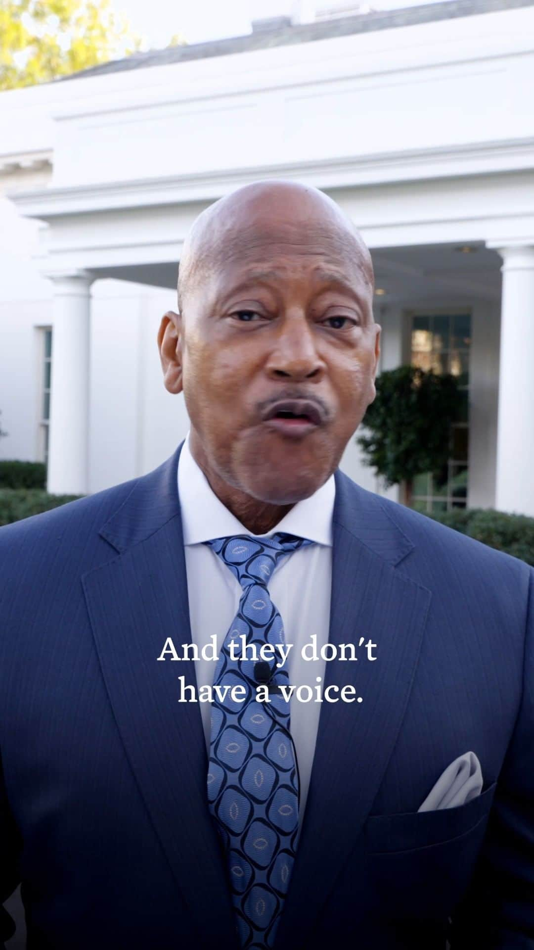 The White Houseのインスタグラム：「Rod Gilmore is an ESPN college football analyst and former Stanford University defensive back.  Along with other college athlete advocates, he met with @POTUS at the White House to discuss the importance of consistent health and safety standards for student athletes.」