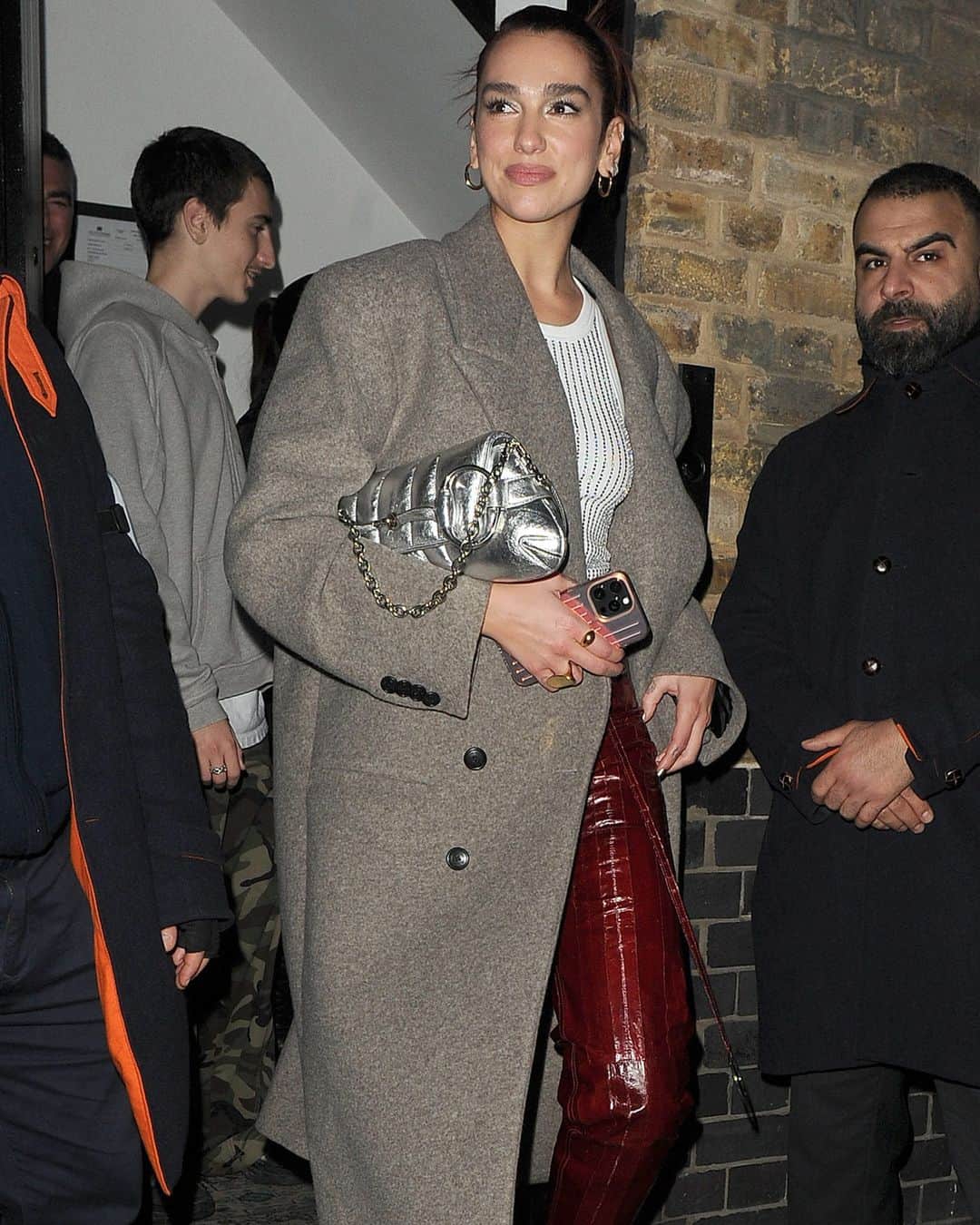 Harper's BAZAARのインスタグラム：「Fresh off the release of her new single “Houdini,” @dualipa was spotted leaving London’s Chiltern Firehouse on Friday with the purse every It Girl wants right now. Tap the link in bio for the details.」