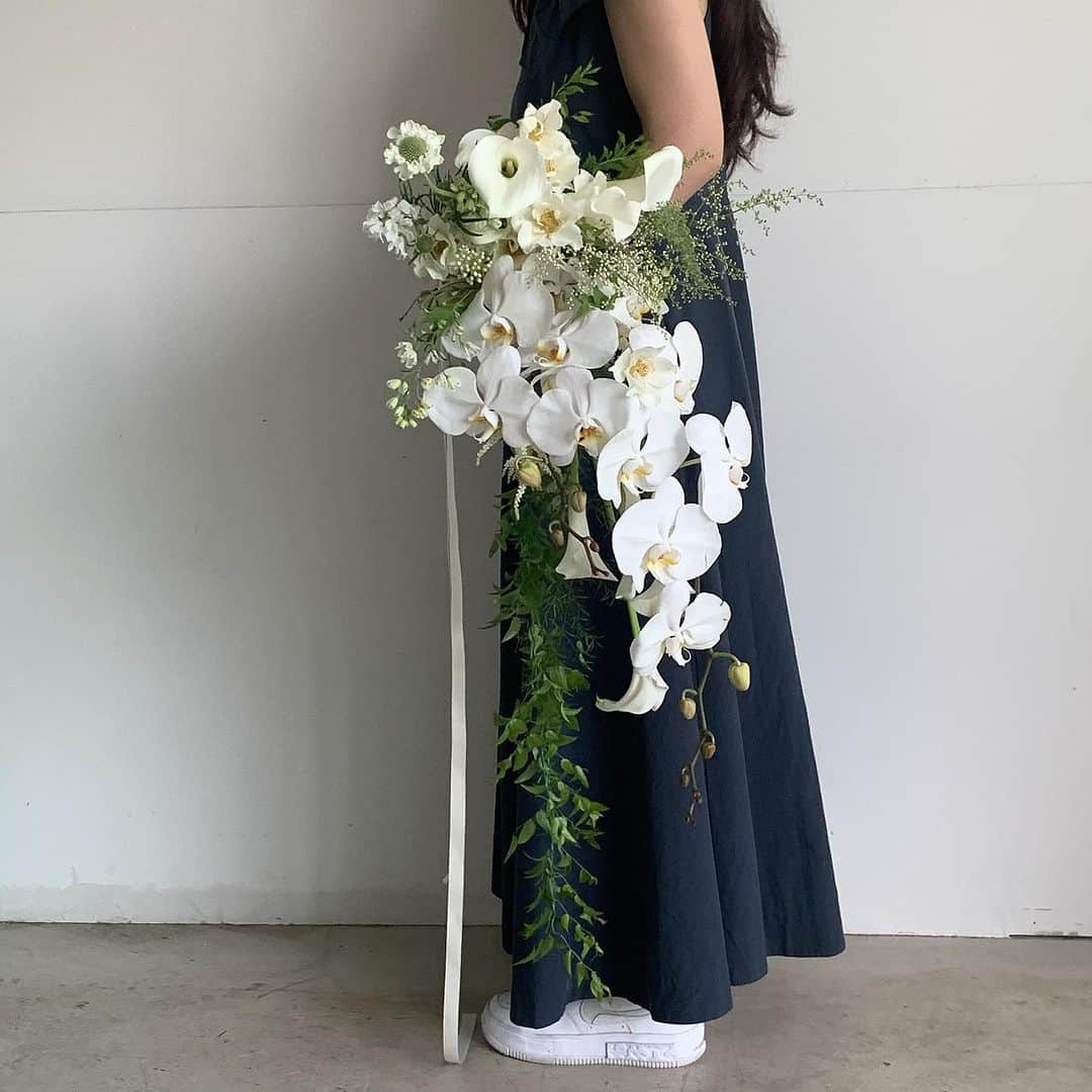 플로리스트 이주연 florist Lee Ju Yeonさんのインスタグラム写真 - (플로리스트 이주연 florist Lee Ju YeonInstagram)「. . LOV E 🖤 . @vanessflower_bouquet  . #바네스부케 #웨딩부케 #부케 #bouquet  . 바네스플라워 VANESS FLOWER . Katalk 채널 바네스플라워  kakao ID vaness52  E-mail vanessflower@naver.com . Paypal payment possible . 서울시 중구 청파로464 브라운스톤서울 101동2806호 📞02-545-6813」11月11日 2時20分 - vanessflower