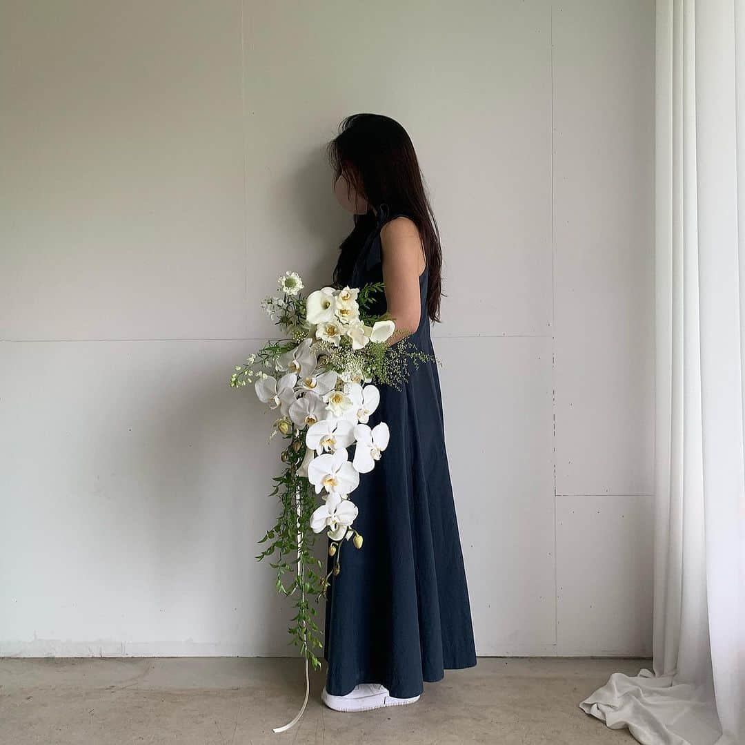 플로리스트 이주연 florist Lee Ju Yeonさんのインスタグラム写真 - (플로리스트 이주연 florist Lee Ju YeonInstagram)「. . LOV E 🖤 . @vanessflower_bouquet  . #바네스부케 #웨딩부케 #부케 #bouquet  . 바네스플라워 VANESS FLOWER . Katalk 채널 바네스플라워  kakao ID vaness52  E-mail vanessflower@naver.com . Paypal payment possible . 서울시 중구 청파로464 브라운스톤서울 101동2806호 📞02-545-6813」11月11日 2時20分 - vanessflower