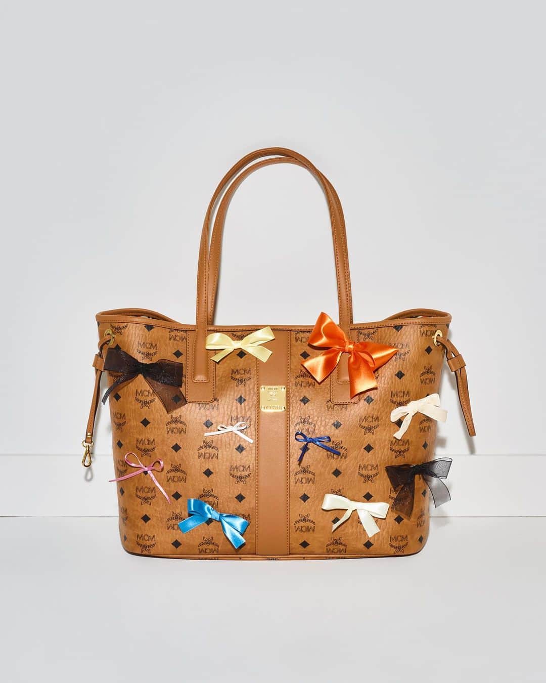 エムツェーエムのインスタグラム：「If you like it, put a bow on it.   #MCMholiday」