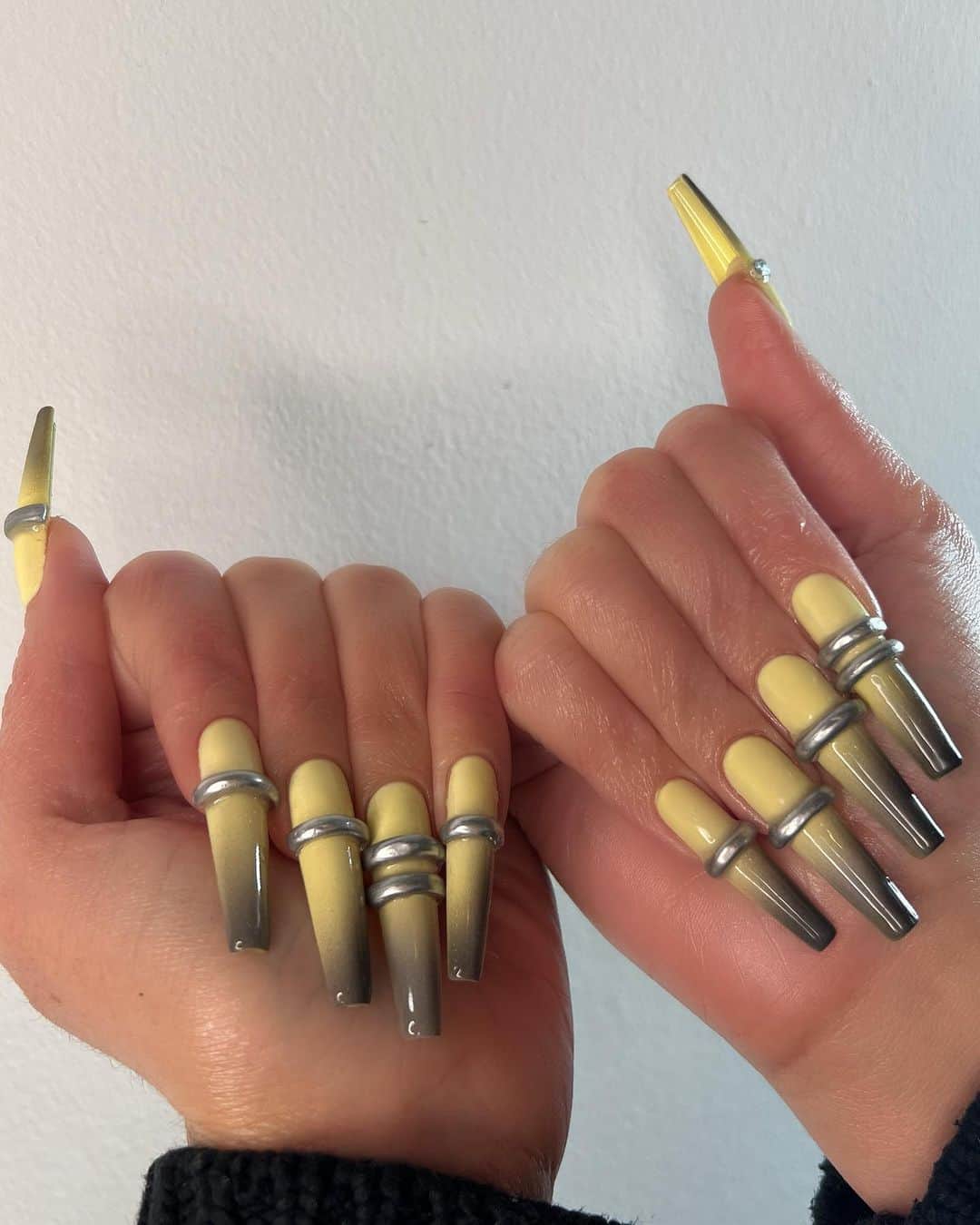 Mei Kawajiriのインスタグラム：「Yellow x grey ⭐️🕕🩶💛 @avarosebd」