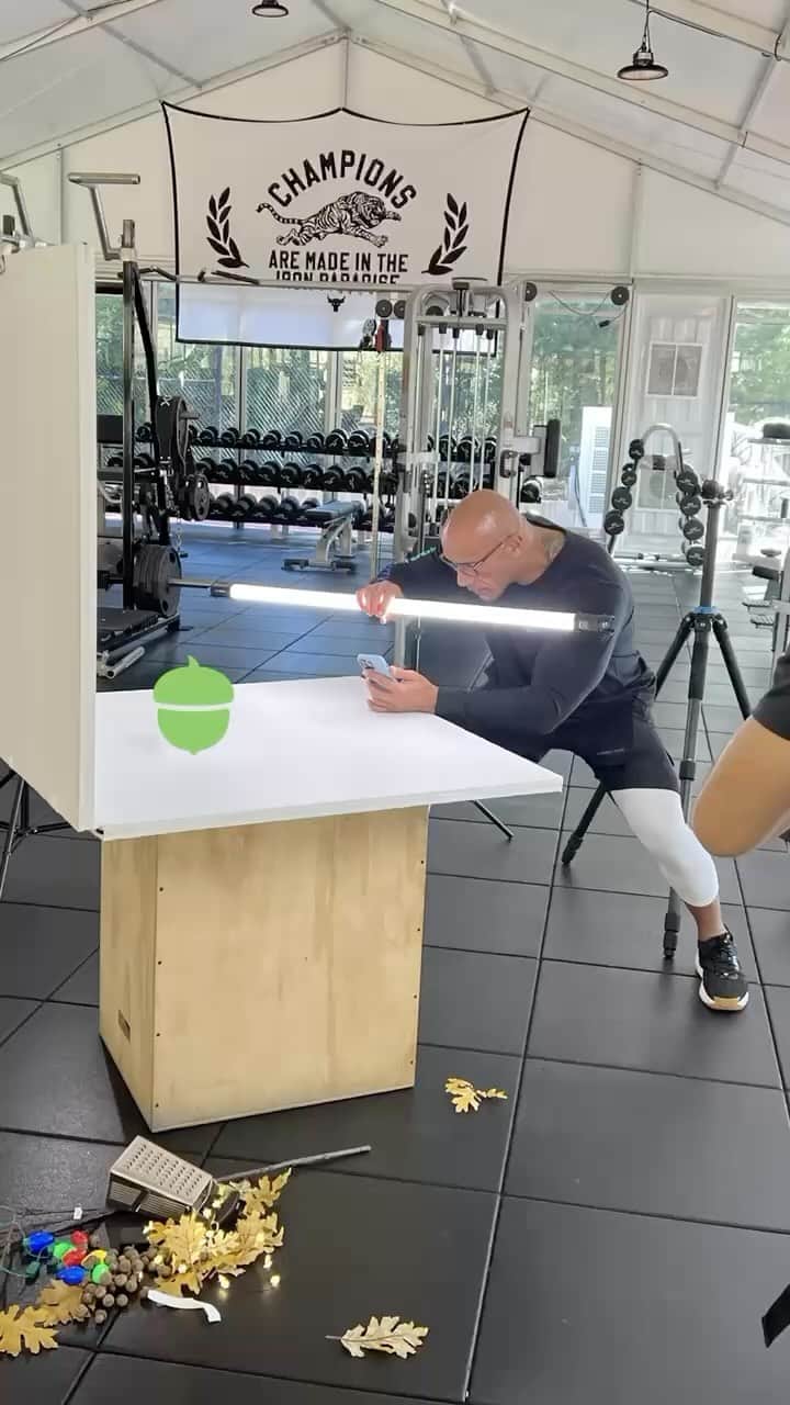ドウェイン・ジョンソンのインスタグラム：「Rock’s in the lab, cookin’ up something for the people…👀😁 More to come, on 11/13.  @Acorns #GrowYourOak 🌳  #Investor  #PartiallyTalentedDirector 🎬  Dwayne Johnson is a director of Acorns Labs, LLC」