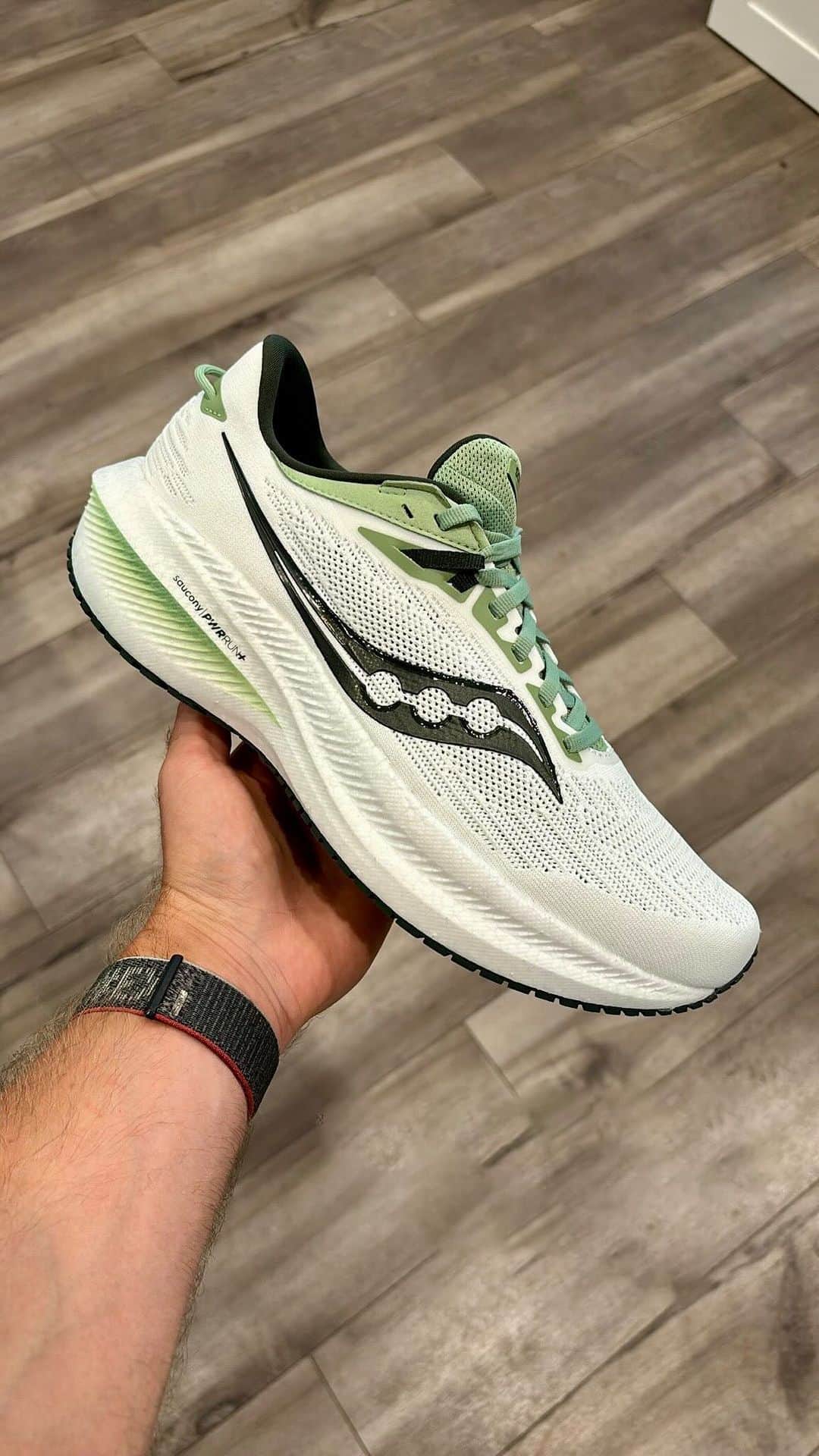 サッカニーのインスタグラム：「These running influencers are getting out of hand   #sauconyambassador #ad」