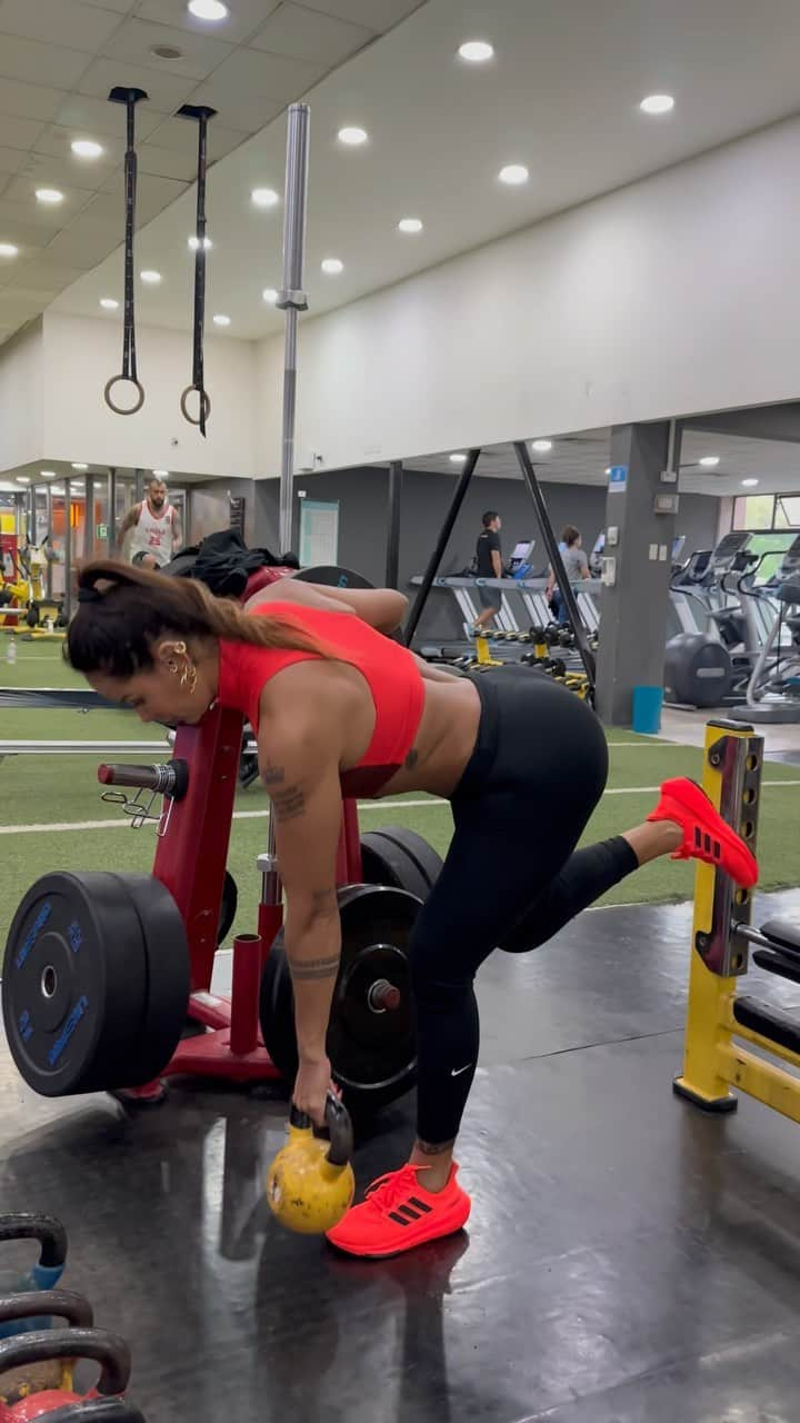 ソニア・イサーザのインスタグラム：「Si buenas! 🙋🏽‍♀️ . Por aquí un poco de mi entrenamiento de hoy! 💪🏾 con la profe @_belen.moreno_  . Gym:  @club_chicureo」