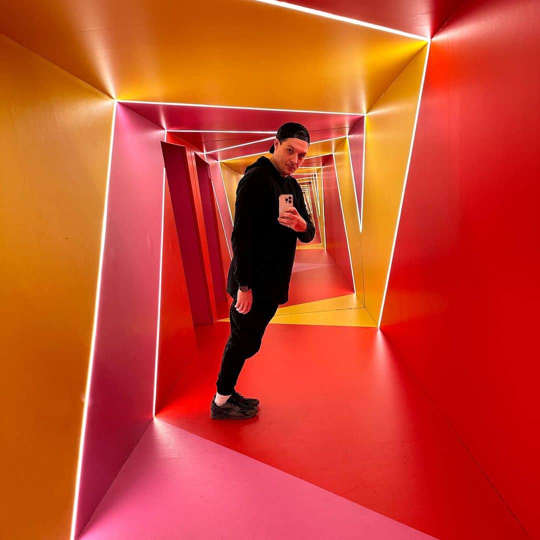 ジョン・ニューマンさんのインスタグラム写真 - (ジョン・ニューマンInstagram)「Day out to the inner vortex at @twist_museum and Carnaby street」11月11日 2時35分 - johnnewmanmusic