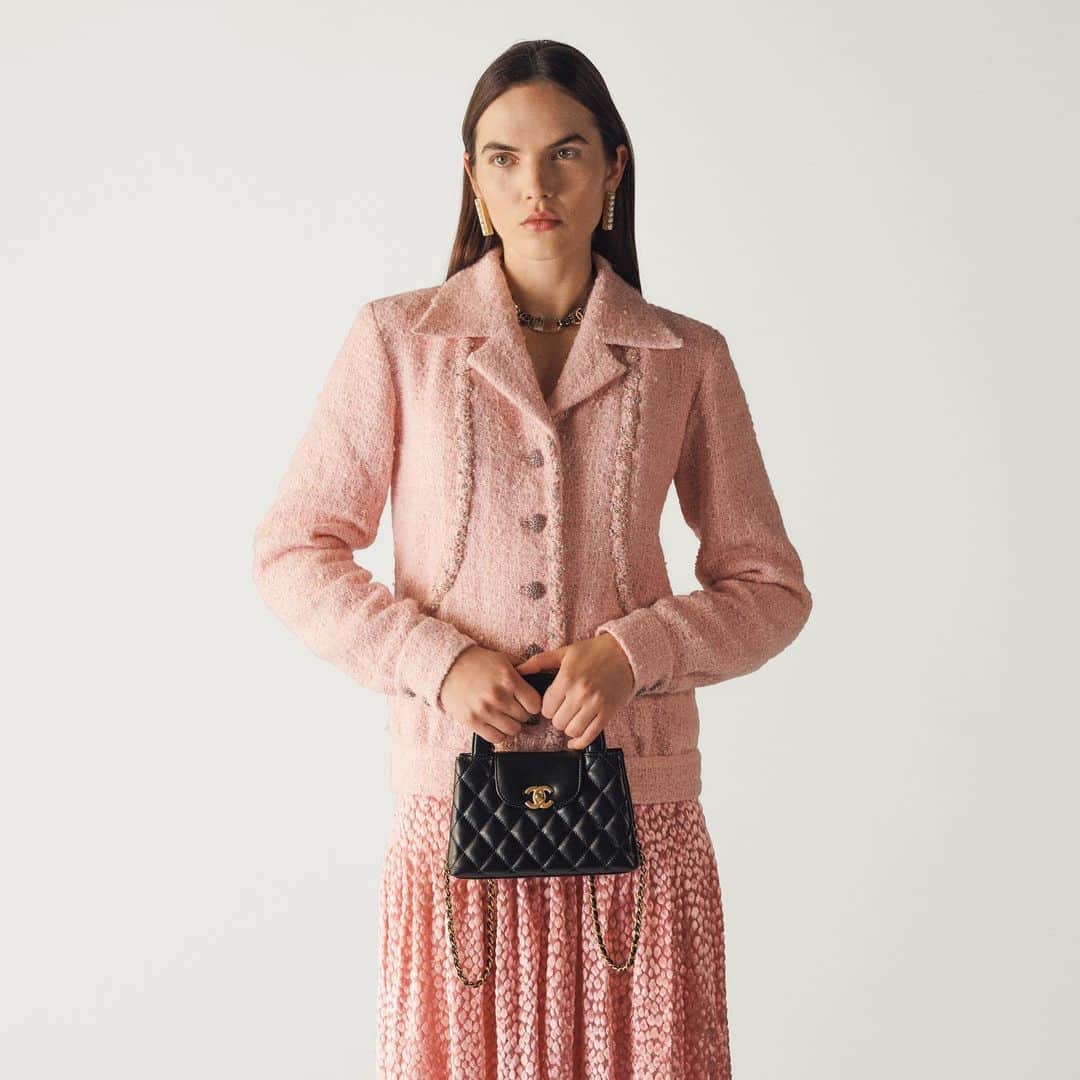 のインスタグラム：「CHANEL, IN BLOOM 🌸 From Gabrielle Chanel's beloved white camellia stems a wildly captivating Fall-Winter 2023/24 collection.」