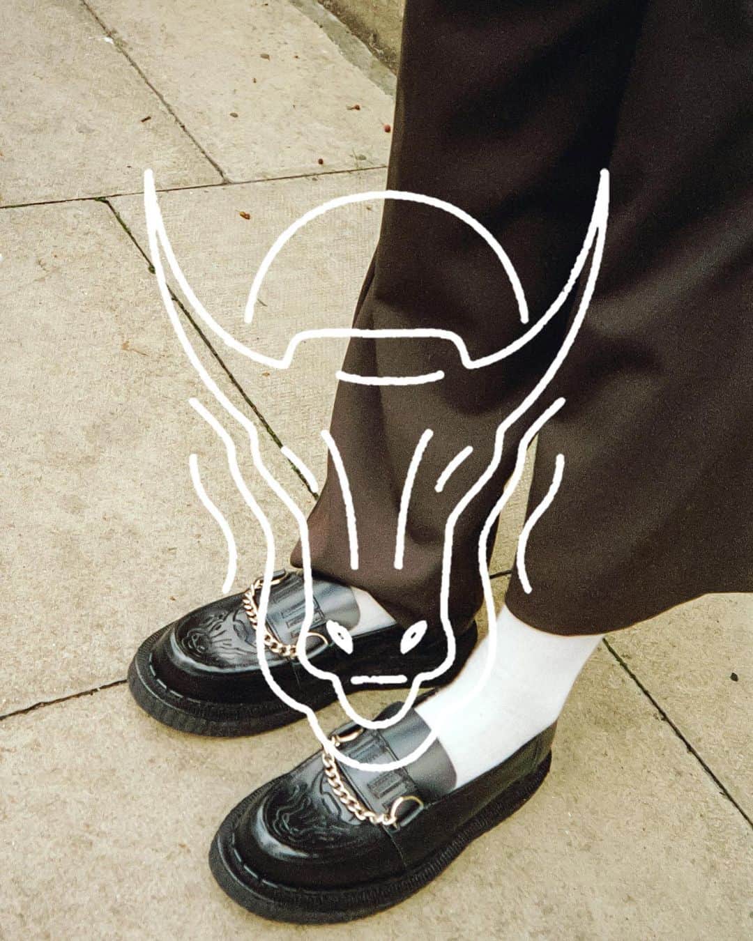 ジョージコックスのインスタグラム：「Take the bull by the horns 🖤 The George Cox Buxton emerged as an uncharacteristically brutal loafer version with a bull’s head emboss and silver chain across the toes.  #georgecox」